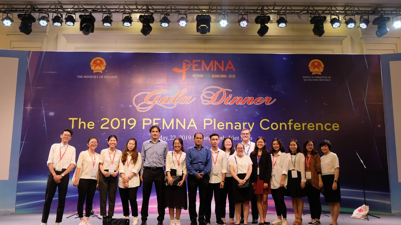 Thùy Linh cùng sinh viên Học viện Tài chính làm liên lạc viên trong hội nghị quốc tế PEMNA tại Quảng Ninh năm 2019 của Bộ Tài chính.