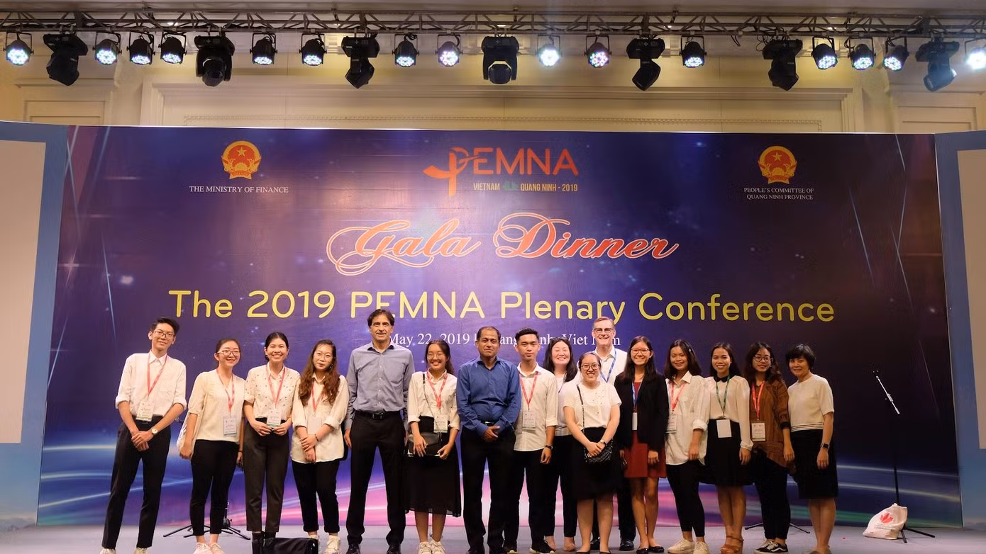 Thùy Linh cùng sinh viên Học viện Tài chính làm liên lạc viên trong hội nghị quốc tế PEMNA tại Quảng Ninh năm 2019 của Bộ Tài chính.