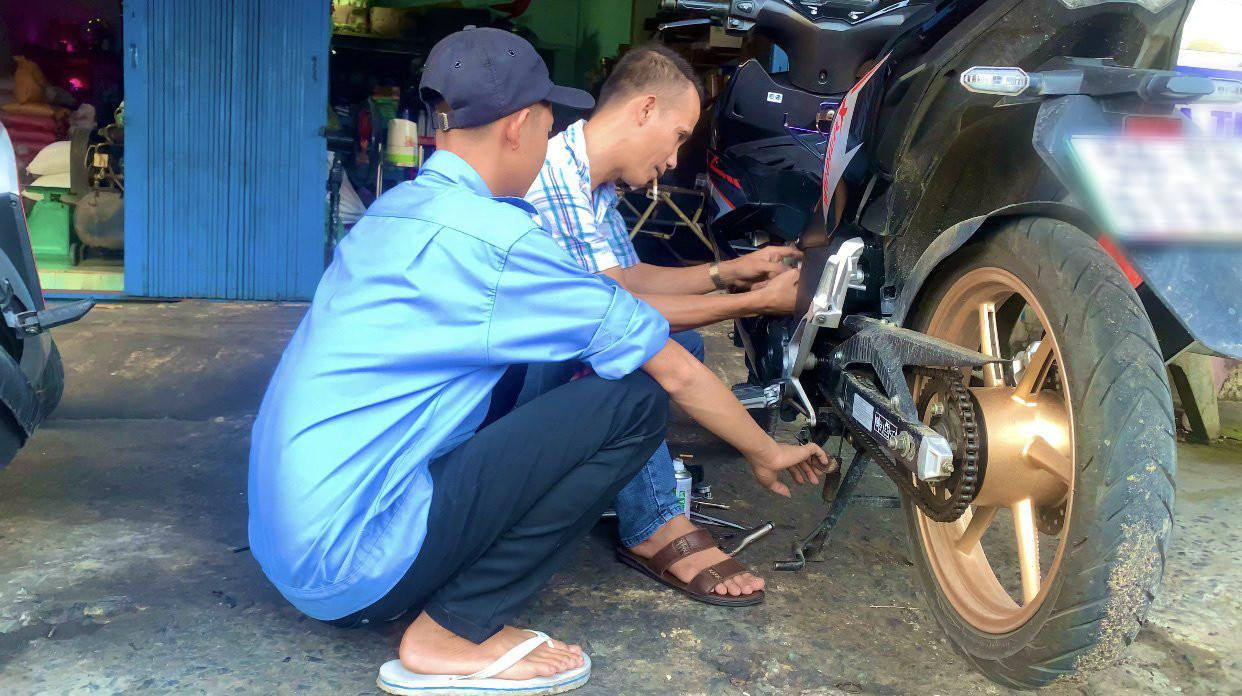 Với tình yêu cùng nhiệt huyết với bộ môn độ xe, Phước Long luôn học tập với thái độ nghiêm túc. Với tình yêu cùng nhiệt huyết với bộ môn độ xe, Phước Long luôn học tập với thái độ nghiêm túc.