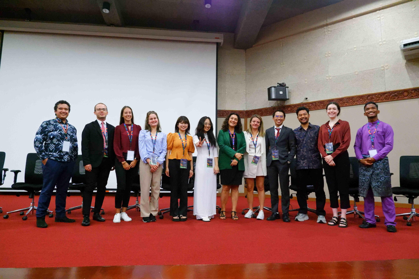 Thu Trang là đại biểu quốc tế cùng với đại diện UNESCO.