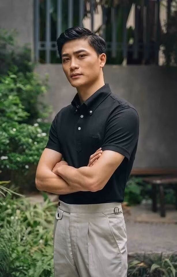 Quang Thuận hiện đang theo học chuyên ngành Diễn viên Kịch, Điện ảnh - Truyền hình của trường Đại học Sân khấu - Điện ảnh Hà Nội.