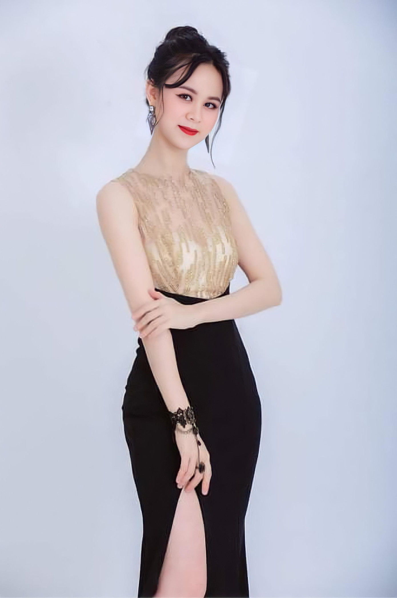 Nữ ca sĩ gây ấn tượng bởi vẻ đẹp dịu dàng.