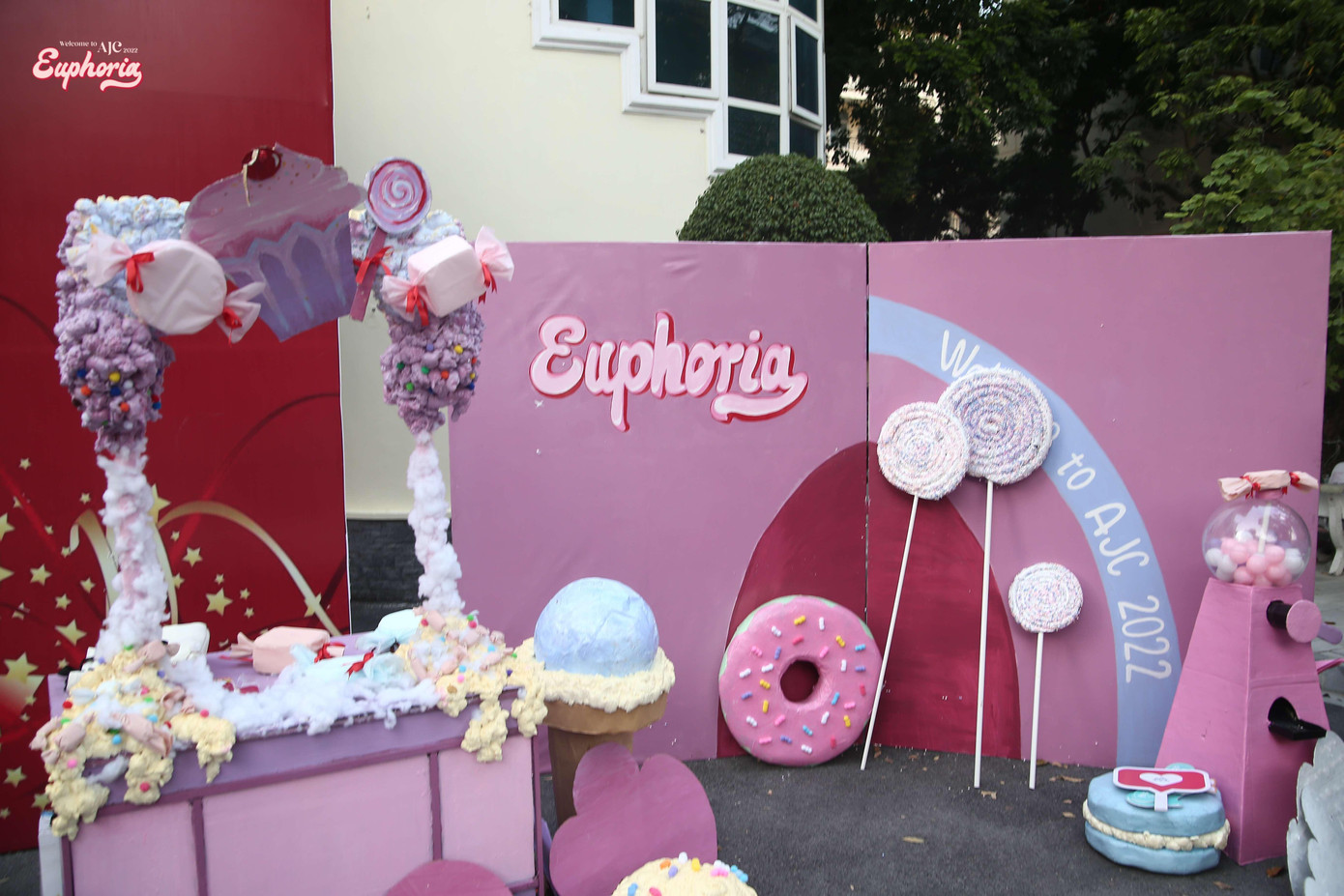 Màu sắc tươi tắn, hình thù ngộ nghĩnh của đạo cụ khiến không gian Photobooth mang chất “thơ” đặc biệt.