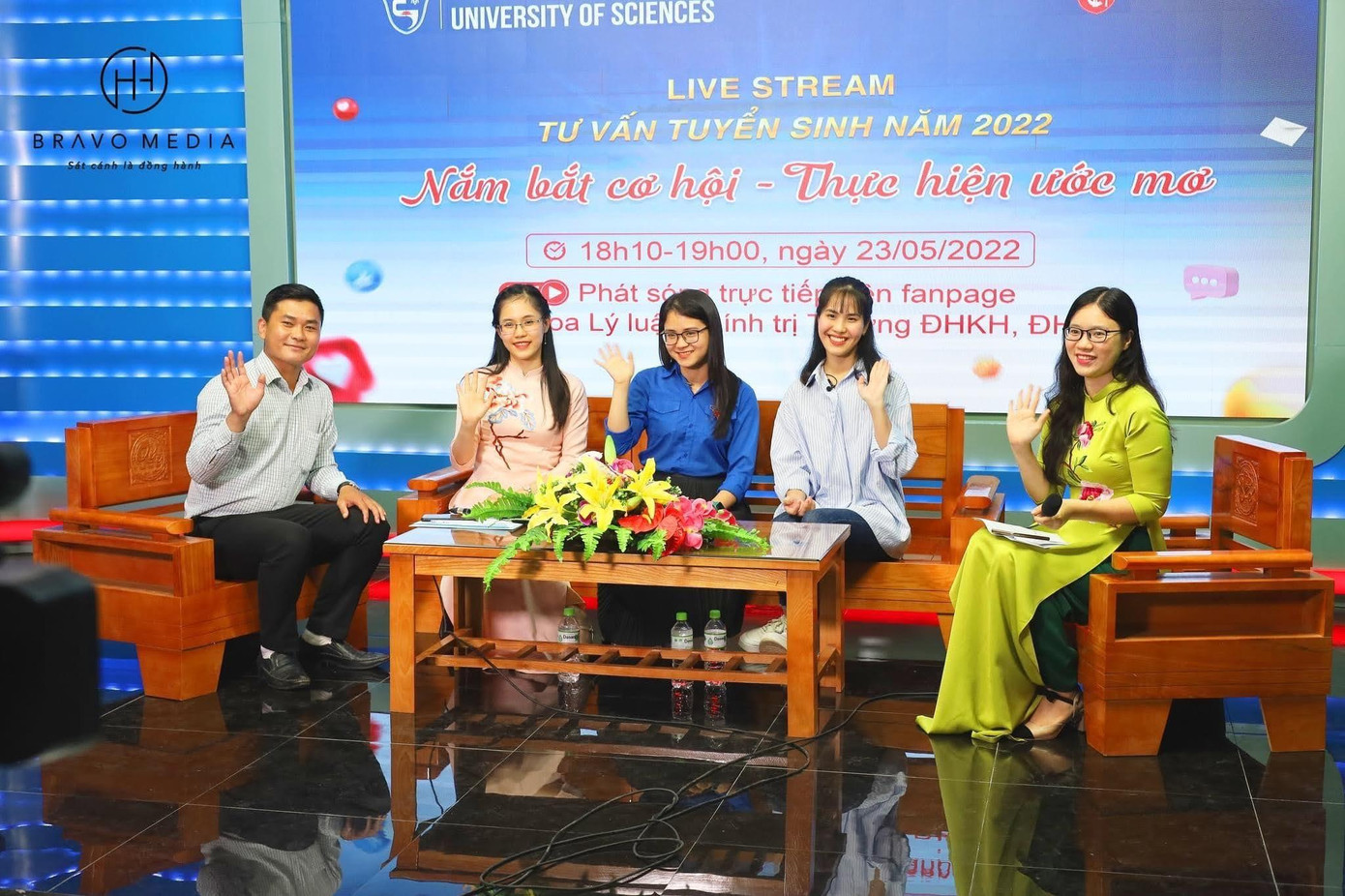 Trúc Linh (thứ 2 từ bên phải vào) trong livestream tư vấn tuyển sinh của khoa.