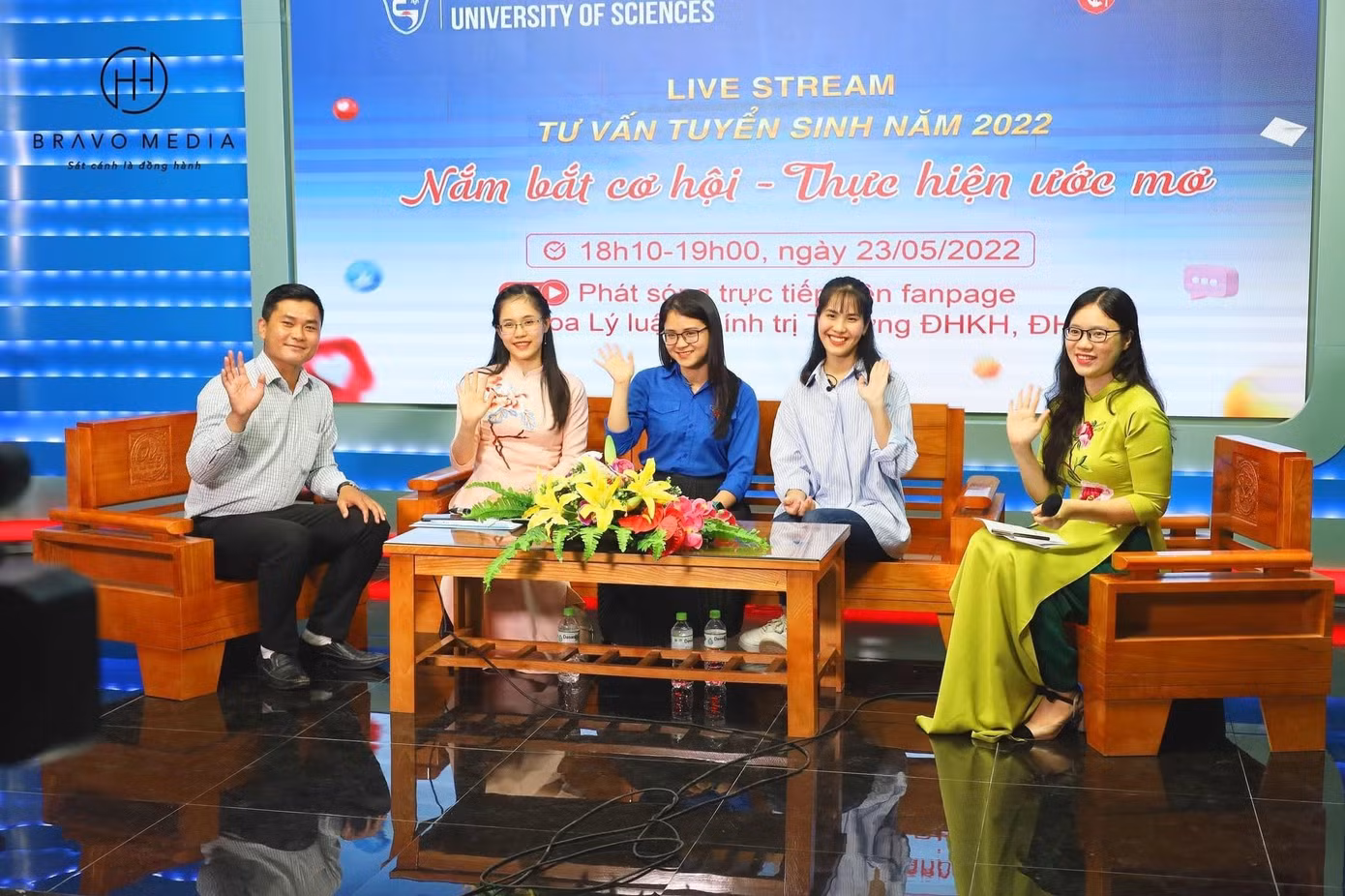 Trúc Linh (thứ 2 từ bên phải vào) trong livestream tư vấn tuyển sinh của khoa.