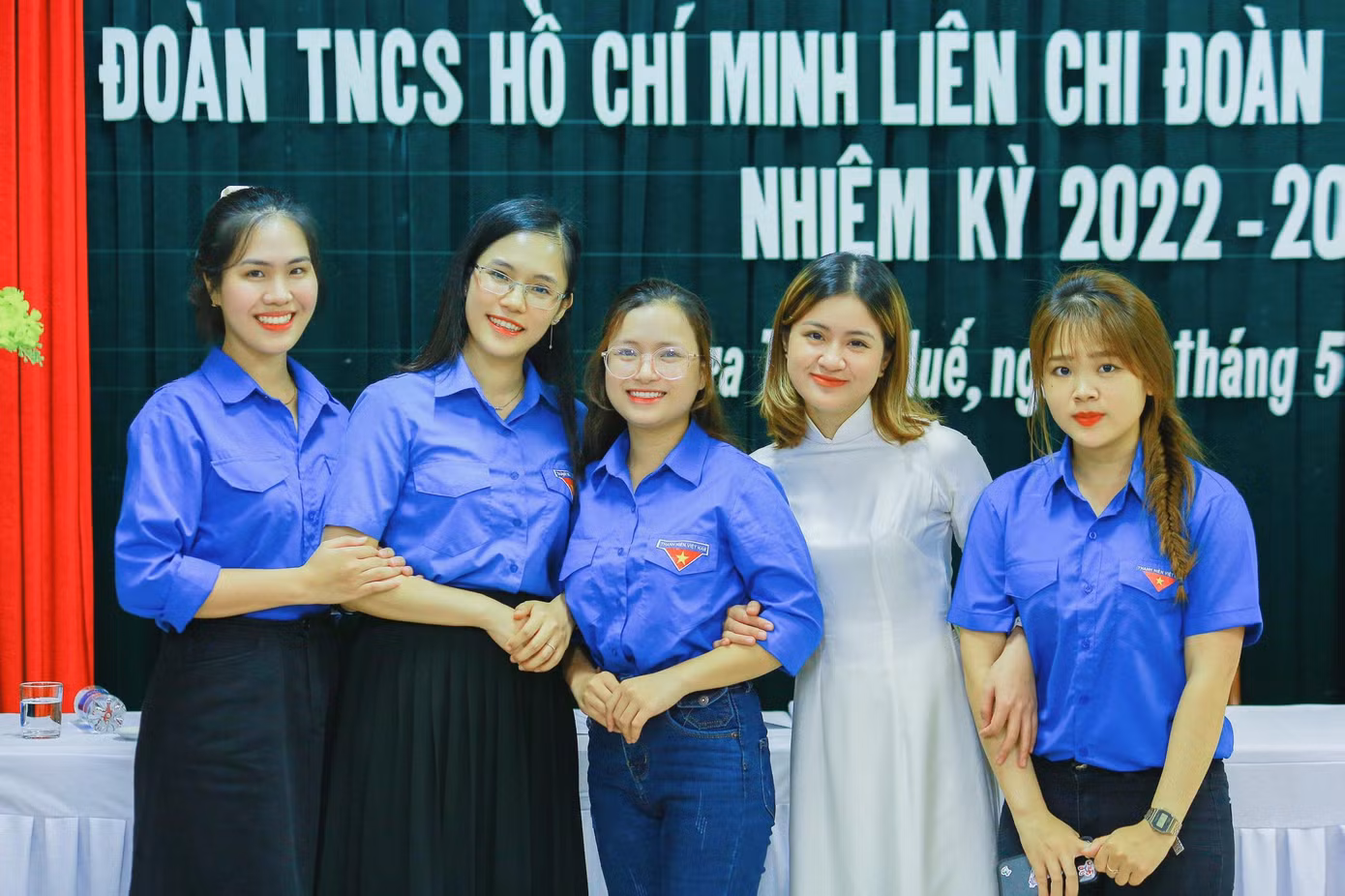 Trúc Linh (ngoài cùng, bên trái) trong màu áo thanh niên.