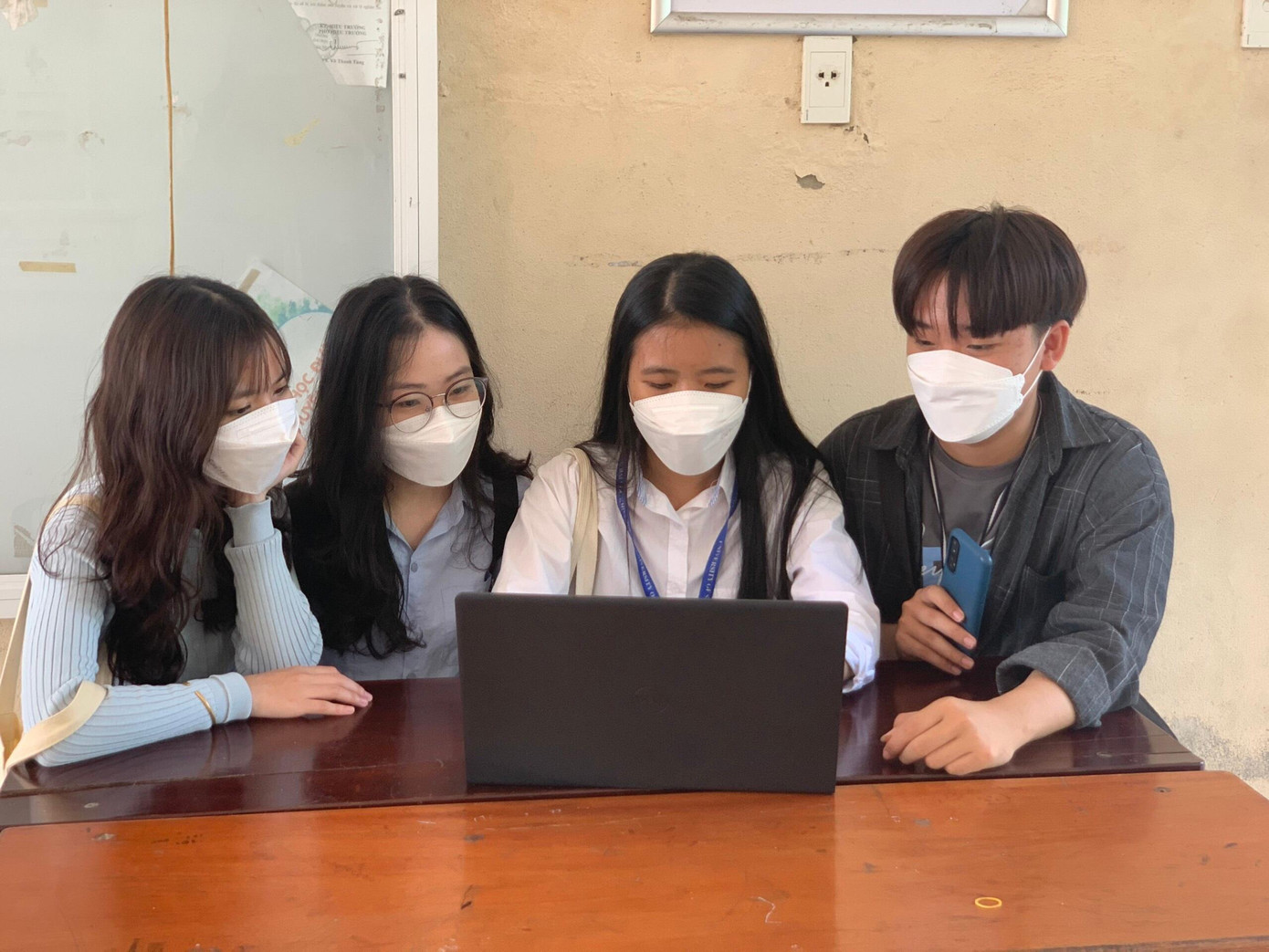 Các thành viên team Enthusiasm lên ý tưởng cho sản phẩm chung kết