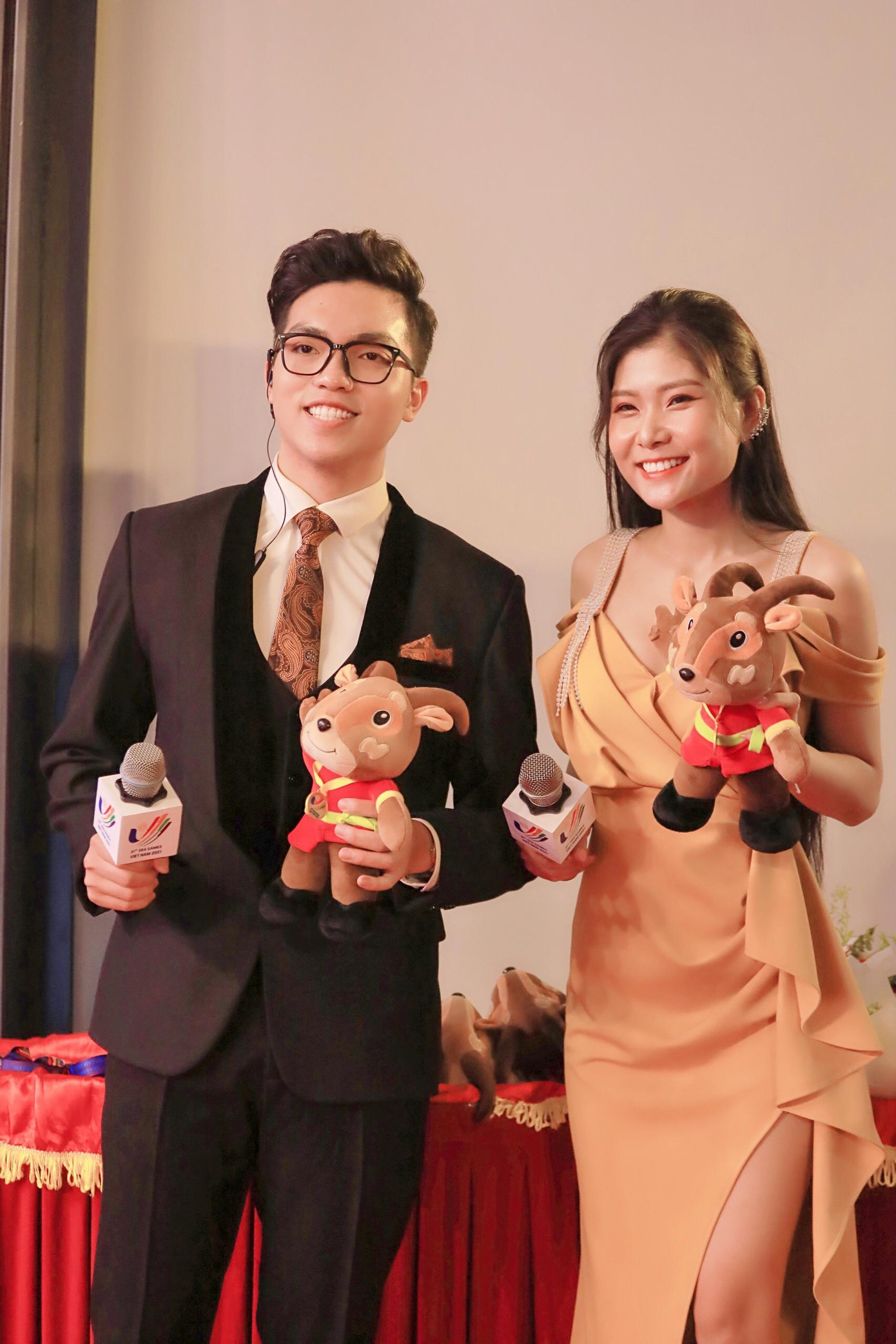 MC song ngữ Xuân Hiếu dẫn đôi cùng MC Khánh An.