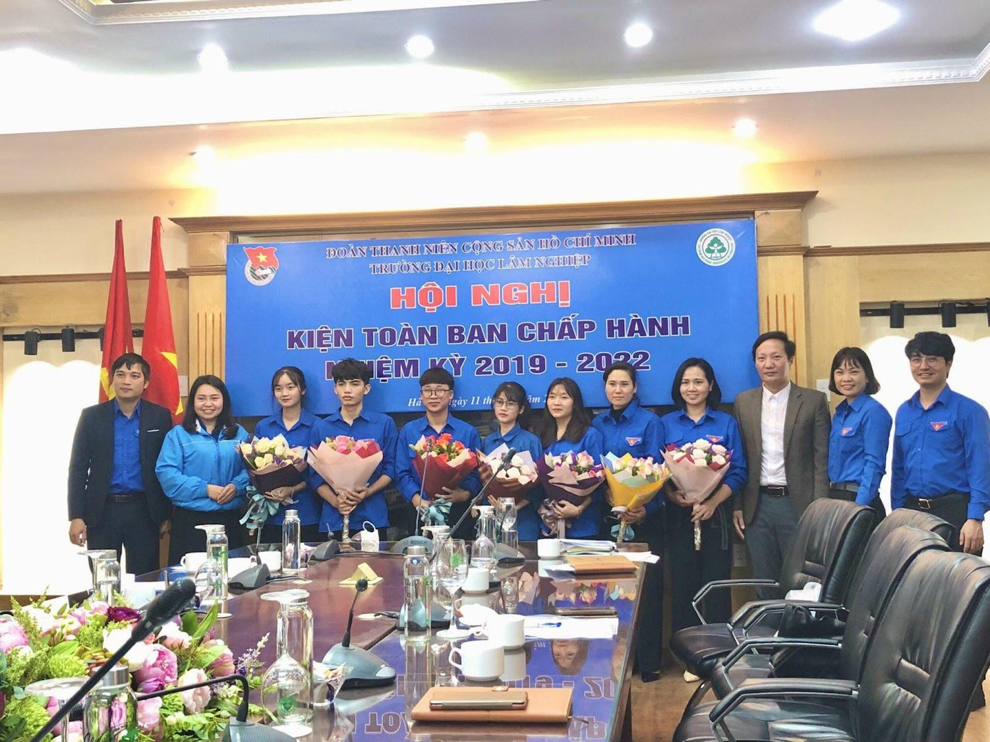 Vân Anh đang là Bí thư Chi đoàn K65 Lâm sinh, Uỷ viên BCH liên chi khoa Lâm học, Uỷ viên Ban chấp hành Đoàn trường khóa XXVII. Vân Anh đang là Bí thư Chi đoàn K65 Lâm sinh, Uỷ viên BCH liên chi khoa Lâm học, Uỷ viên Ban chấp hành Đoàn trường khóa XXVII.