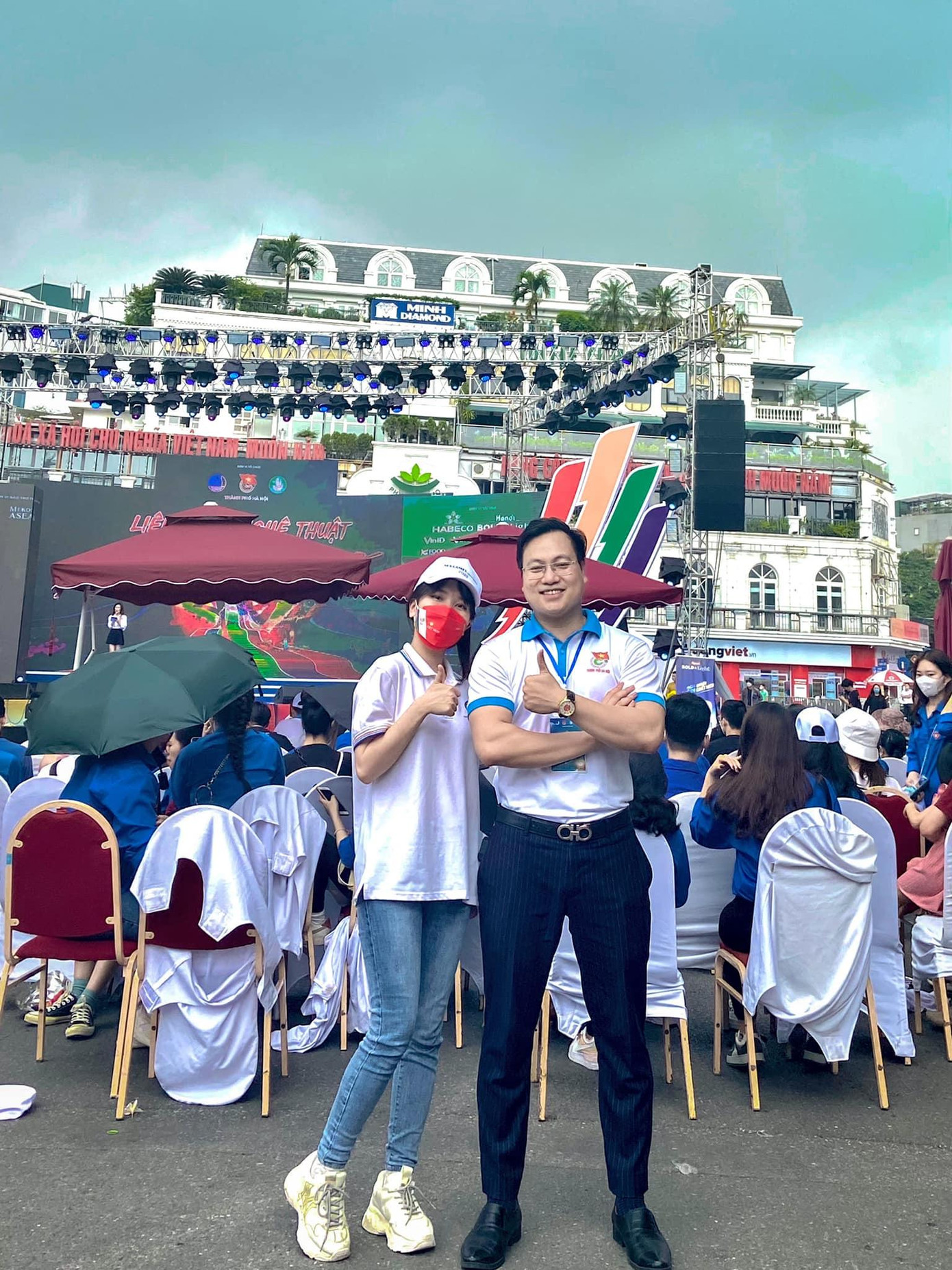 Như Quỳnh chụp cùng anh Trần Quang Hưng - Chủ tịch Hội Sinh viên Thành phố Hà Nội trong Festival Thanh niên Đông Nam Á. Như Quỳnh chụp cùng anh Trần Quang Hưng - Chủ tịch Hội Sinh viên Thành phố Hà Nội trong Festival Thanh niên Đông Nam Á.