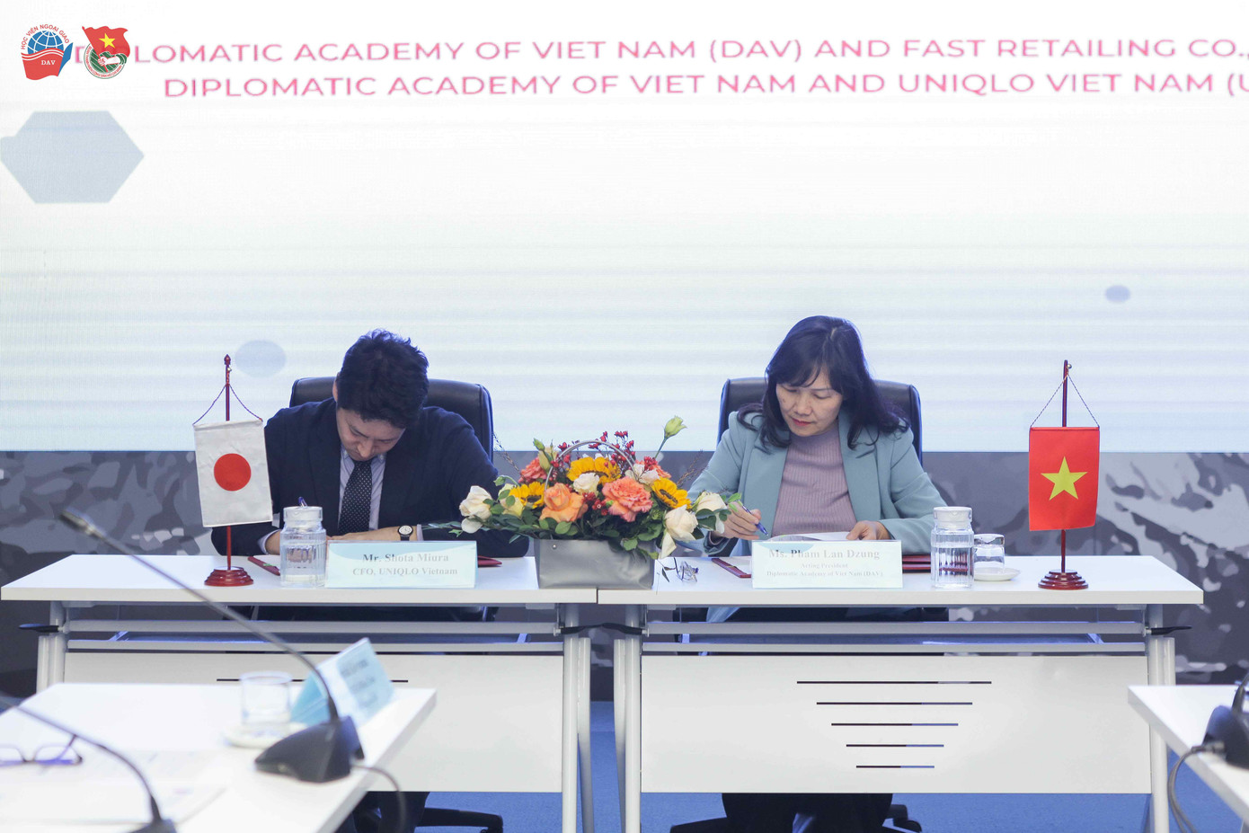 TS. Phạm Lan Dung - Quyền Giám đốc Học viện Ngoại giao và ông Shota Miura - Giám đốc tài chính UNIQLO Việt Nam cùng ký kết biên bản ghi nhớ hợp tác.