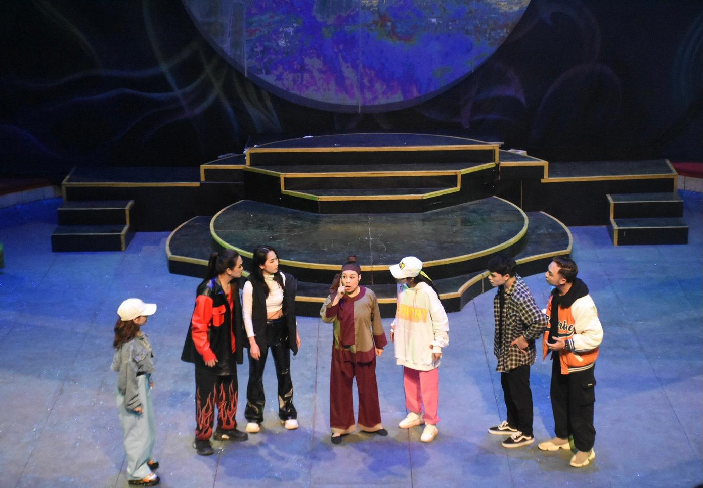 Các bạn trẻ xuyên không về lịch sử. Các bạn trẻ xuyên không về lịch sử.