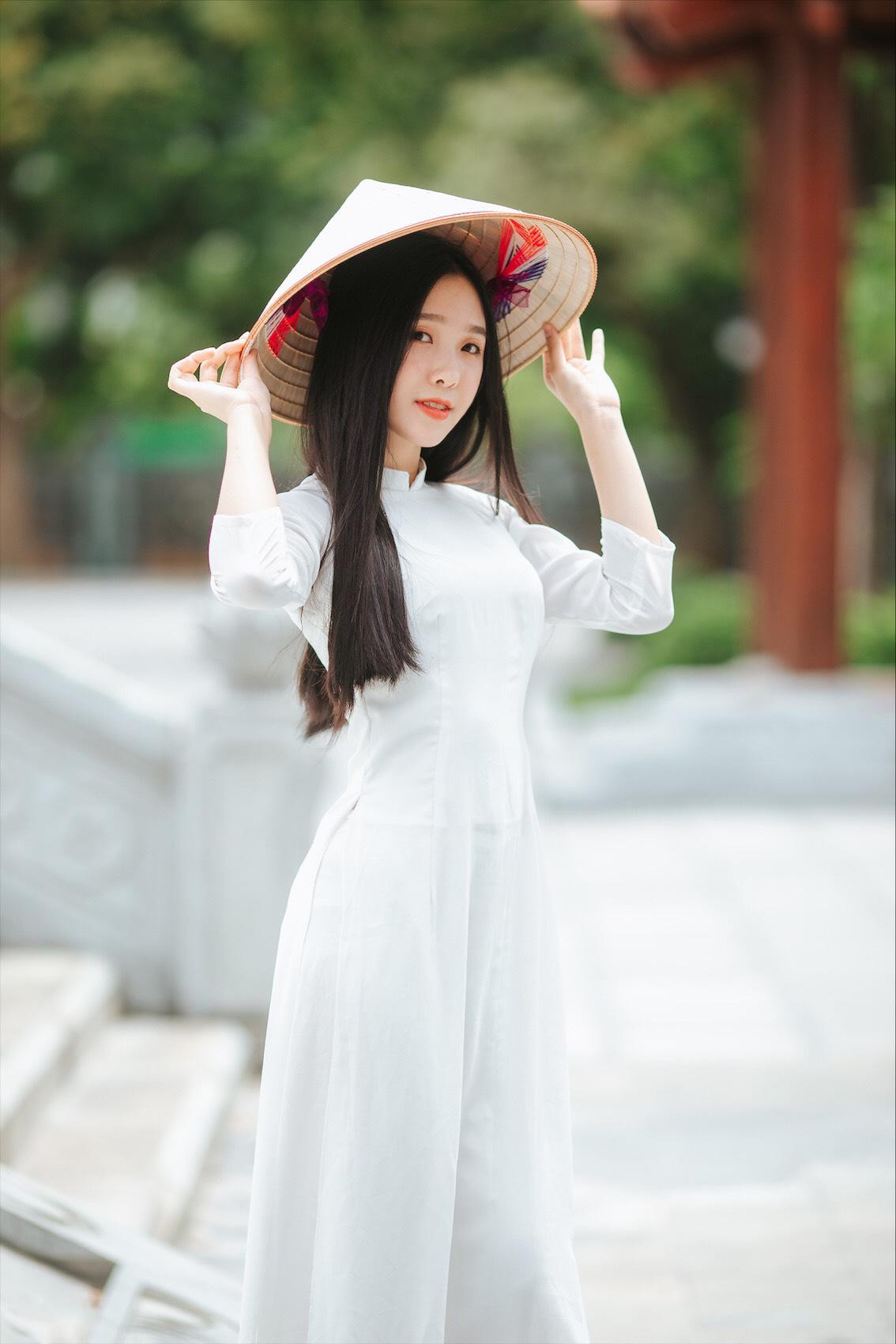 Nguyễn Minh Phương (sinh năm 2002) hiện đang là sinh viên năm hai chuyên ngành Diễn viên kịch, điện ảnh – truyền hình của trường Đại học Sân khấu – Điện ảnh Hà Nội.