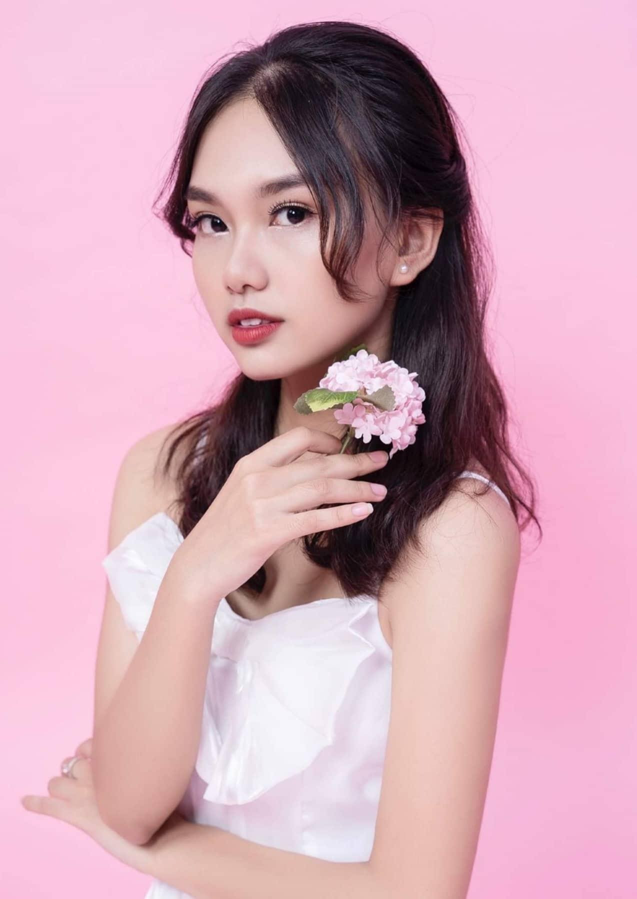 Phương Anh là một sinh viên ưu tú trong học tập khi nhiều lần đạt học bổng khá giỏi. Phương Anh là một sinh viên ưu tú trong học tập khi nhiều lần đạt học bổng khá giỏi.