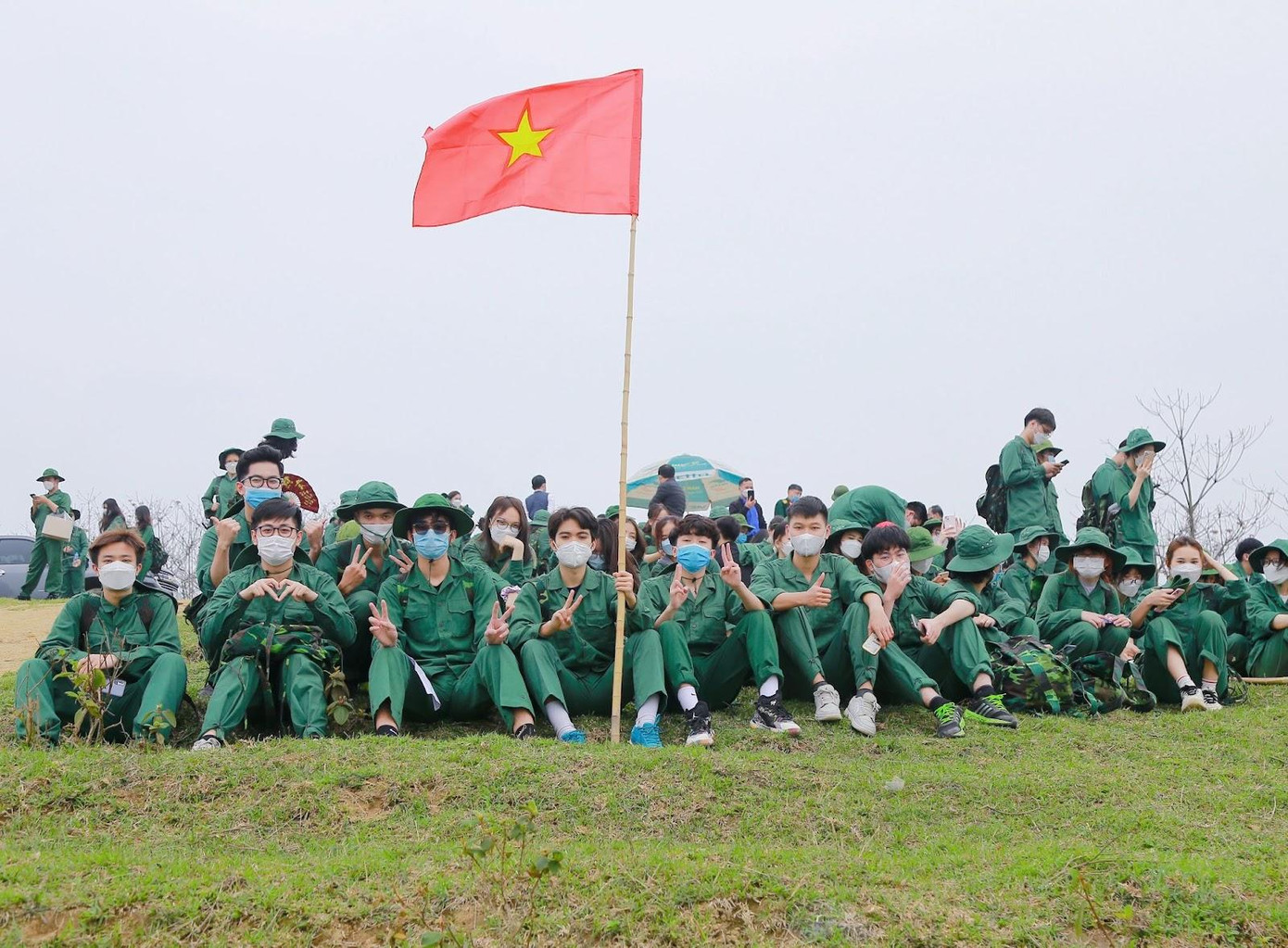 Lá cờ Tổ quốc tung bay trên đỉnh cao nhất của đồi chè Long Cốc cùng tập thể lớp Nguyễn Bảo.