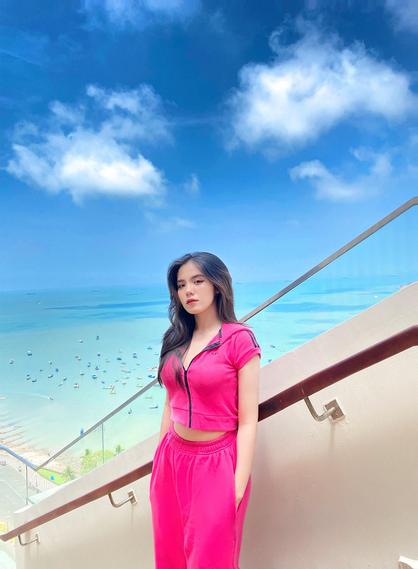 Để phục vụ cho công việc mẫu ảnh, Đức Anh luôn tự tạo cho mình gu thời trang phù hợp, hiện đại cùng xu hướng.