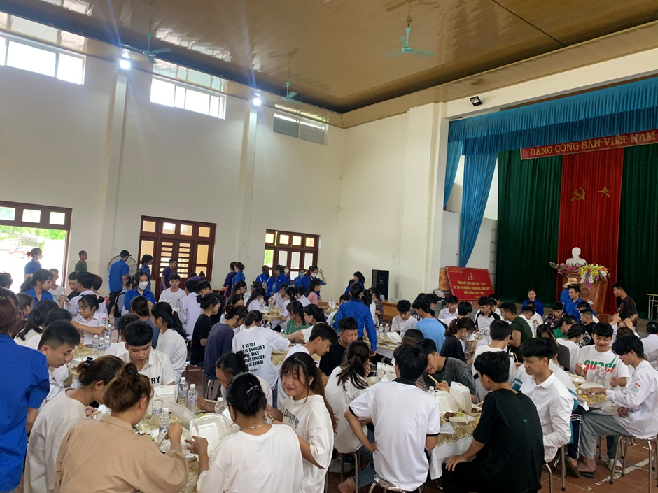 Bữa cơm miễn phí dành cho các thí sinh nhà xa, thí sinh nội trú và các bạn có hoàn cảnh khó khăn.