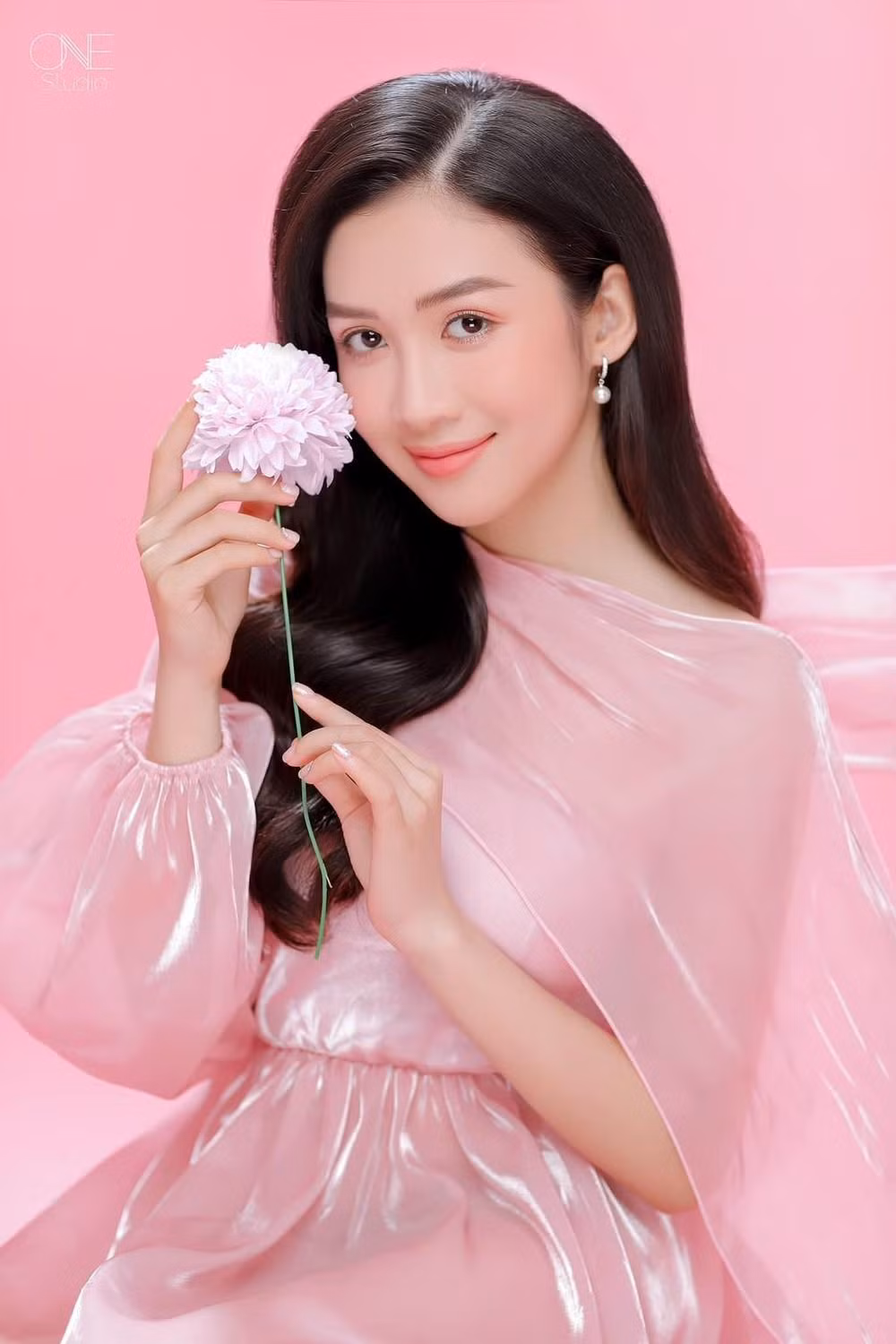Mỹ Chi được biết đến là một cô gái đa tài và đã có nhiều kinh nghiệm trong lĩnh vực nghệ thuật.