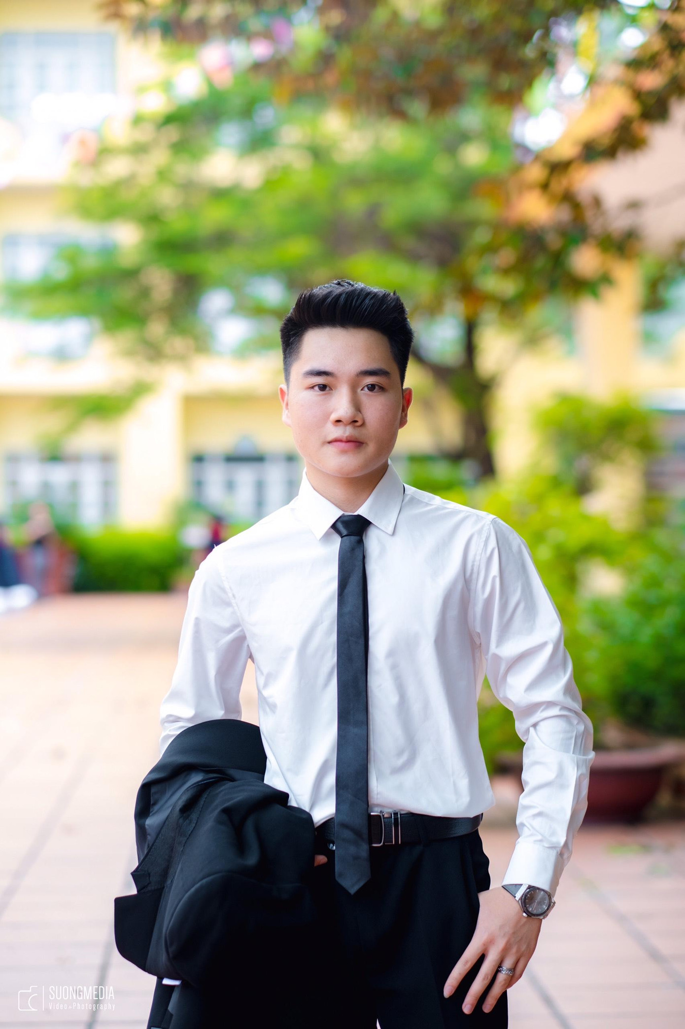 Chàng trai xứ mỏ rất tâm đắc với câu nói: "Hãy vươn tới bầu trời dù không hái được vì sao sáng nhất thì bạn cũng có thể đứng giữa muôn vàn tinh tú để thắp sáng ước mơ".