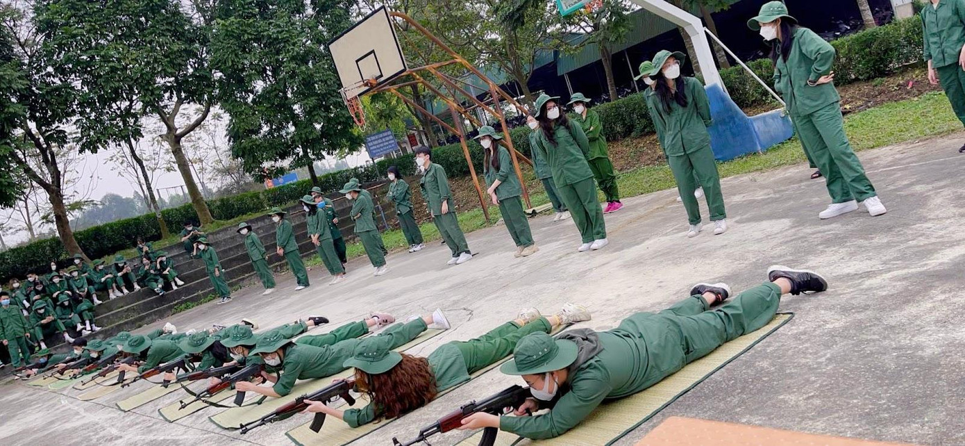 Học GDQP&AN giúp Lan và các đồng đội xây dựng tác phong kỷ luật.