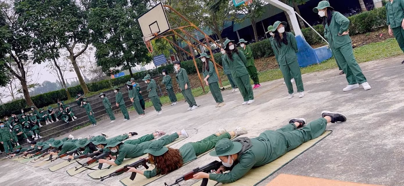 Học GDQP&amp;AN giúp Lan và các đồng đội xây dựng tác phong kỷ luật.