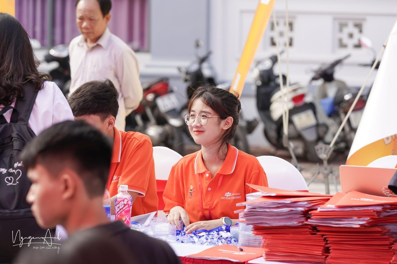 Cô gái nhận ra nhiều giá trị cuộc sống khi được góp sức, cống hiến cho cộng đồng. Cô gái nhận ra nhiều giá trị cuộc sống khi được góp sức, cống hiến cho cộng đồng.