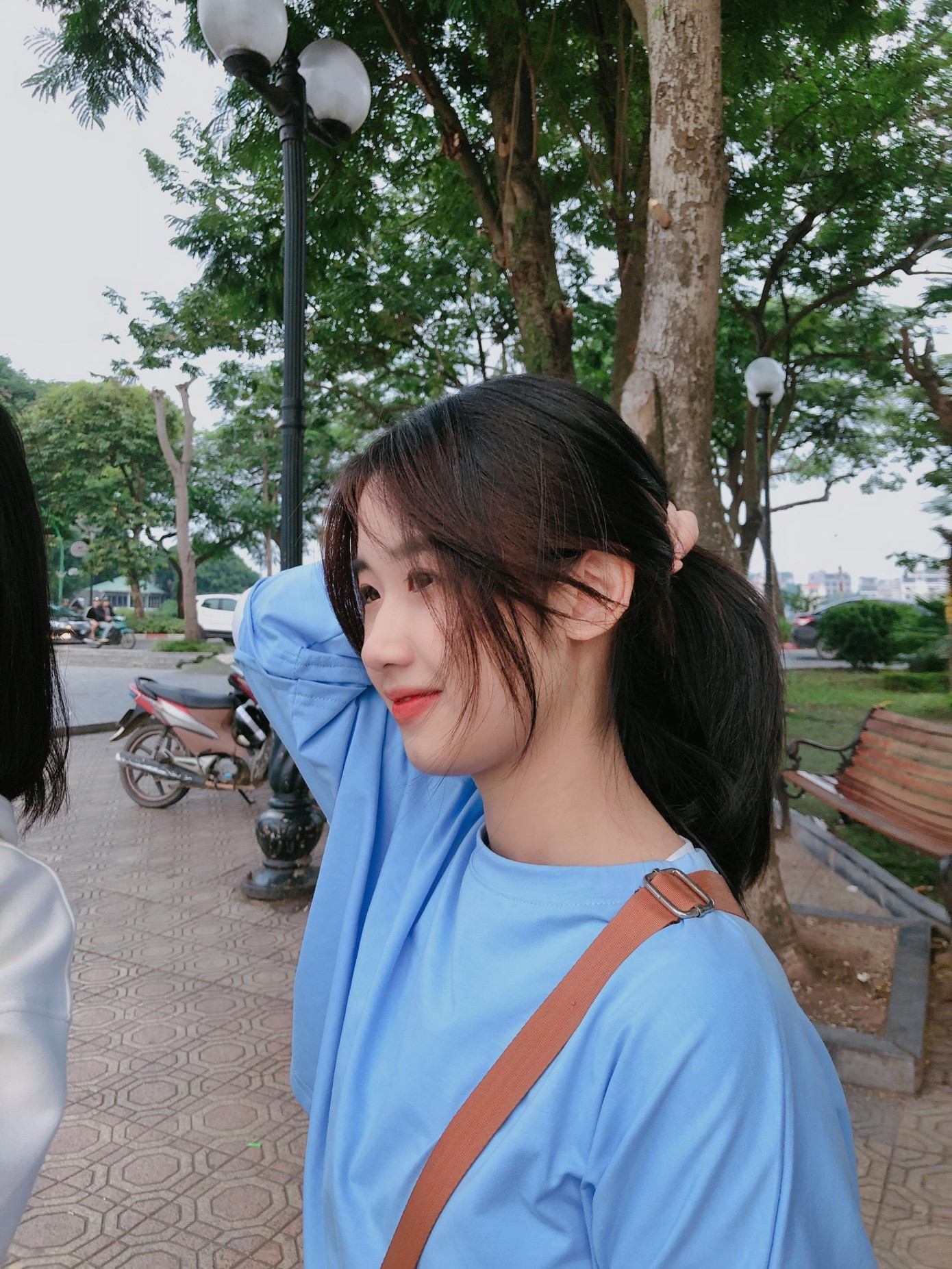 Trước đây là một cô gái có phần lầm lì, nhưng hoạt động tập thể đã làm thay đổi Thanh Hằng. Trước đây là một cô gái có phần lầm lì, nhưng hoạt động tập thể đã làm thay đổi Thanh Hằng.