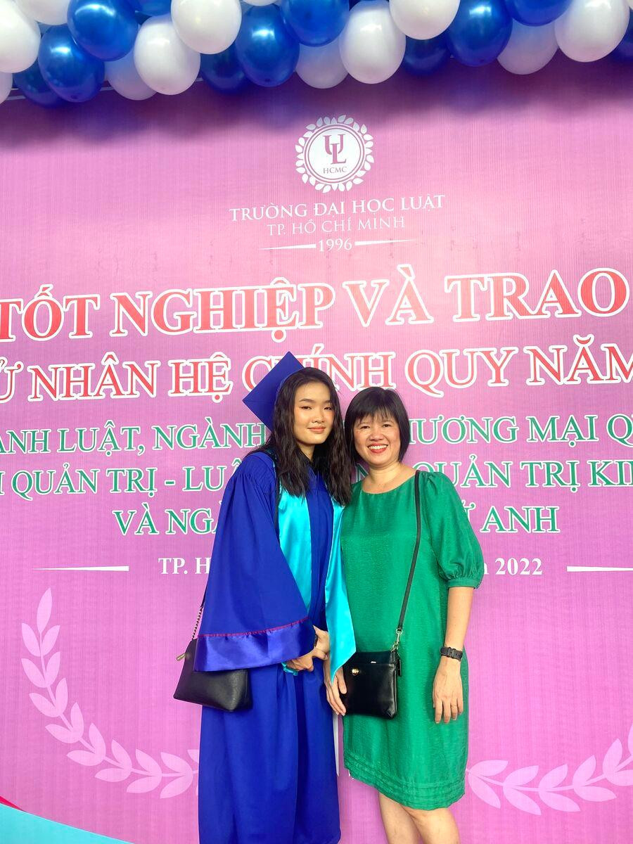 Vịnh An (khoá 42) và mẹ (khoá 15) trong ngày cô tốt nghiệp. Vịnh An (khoá 42) và mẹ (khoá 15) trong ngày cô tốt nghiệp.