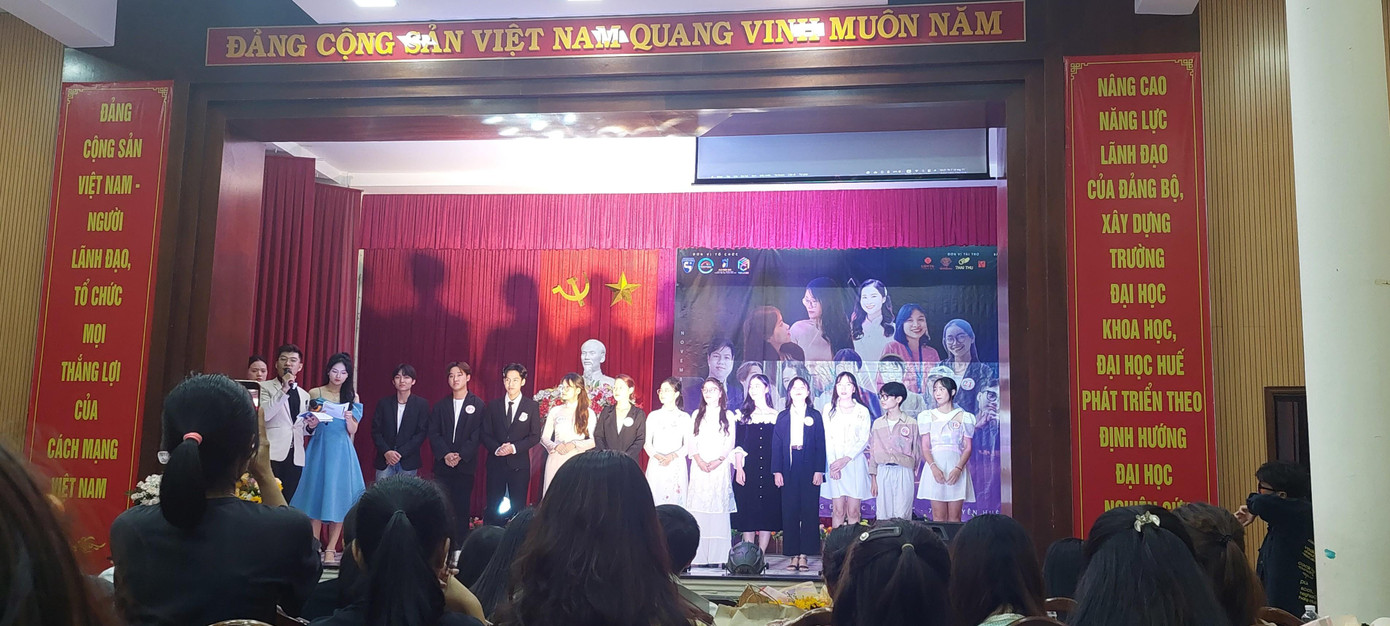 Sau phần thi dẫn đôi, các thí sinh bước vào phần thi ứng xử với các tình huống được đưa ra bởi nhiều nhà báo, BTV nổi tiếng. Sau phần thi dẫn đôi, các thí sinh bước vào phần thi ứng xử với các tình huống được đưa ra bởi nhiều nhà báo, BTV nổi tiếng.