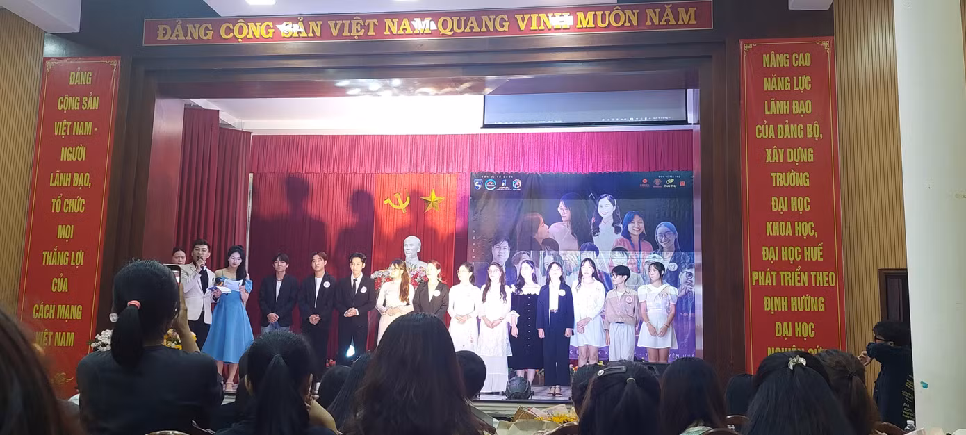 Sau phần thi dẫn đôi, các thí sinh bước vào phần thi ứng xử với các tình huống được đưa ra bởi nhiều nhà báo, BTV nổi tiếng.