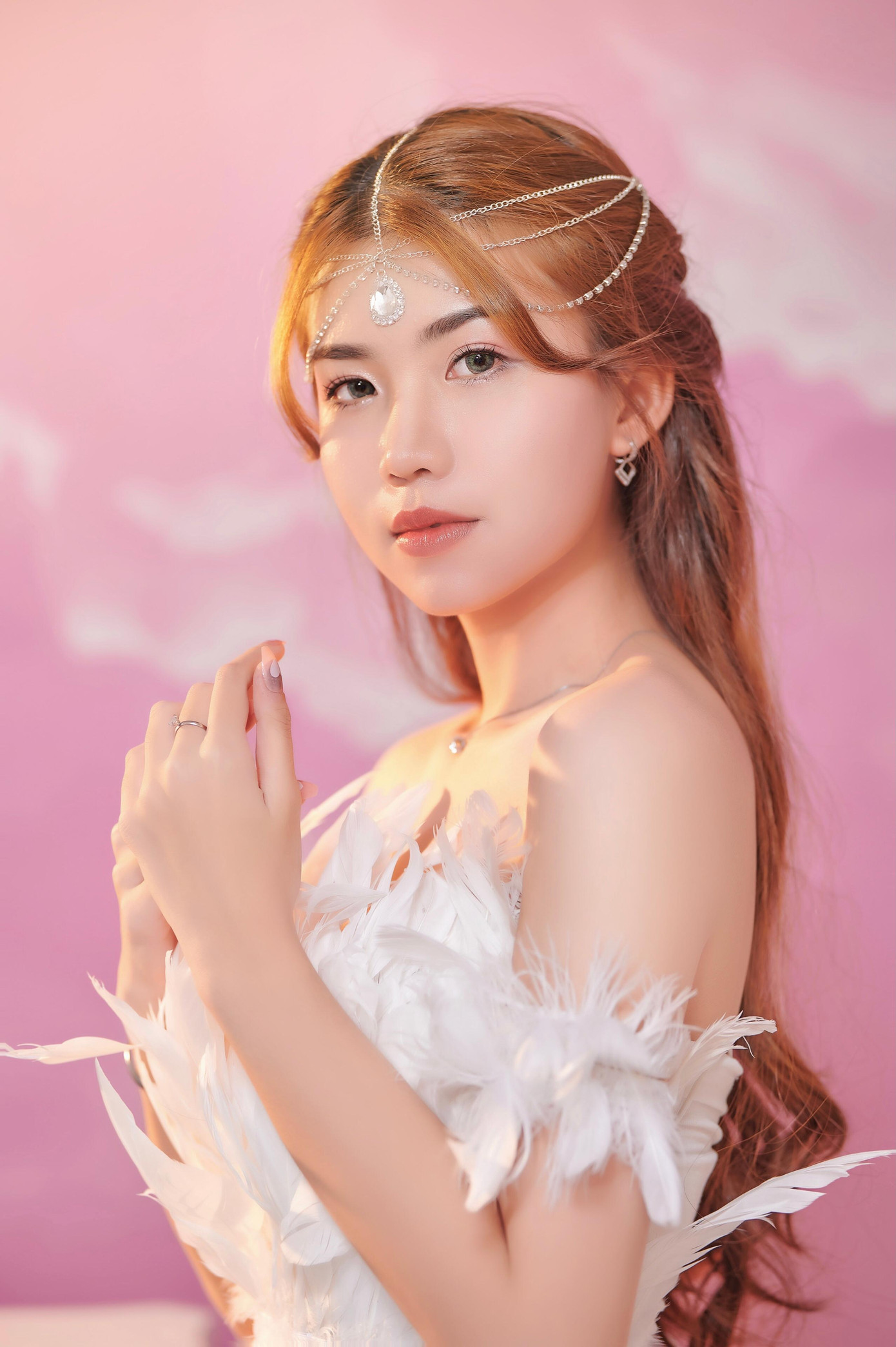 Minh Thư hiện đang là sinh viên năm nhất ngành Quản trị công nghệ truyền thông của trường Đại học Hoa Sen. Minh Thư hiện đang là sinh viên năm nhất ngành Quản trị công nghệ truyền thông của trường Đại học Hoa Sen.