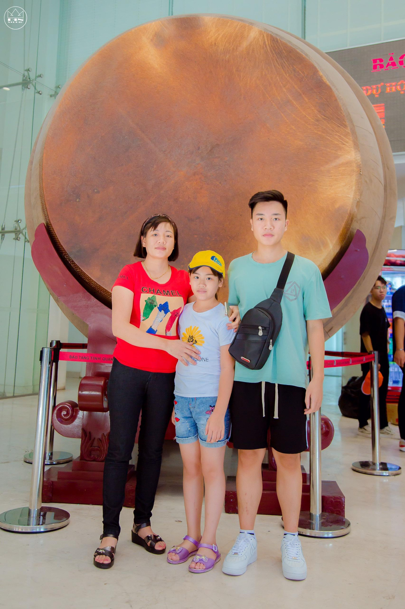 Quang Tiến chụp ảnh cùng mẹ và em gái trong một chuyến đi du lịch.