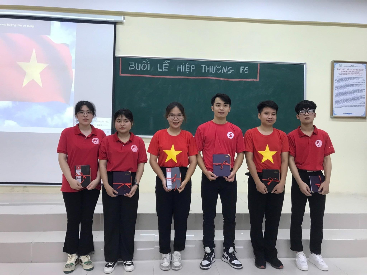 Duy Hải cùng các bạn sinh viên.