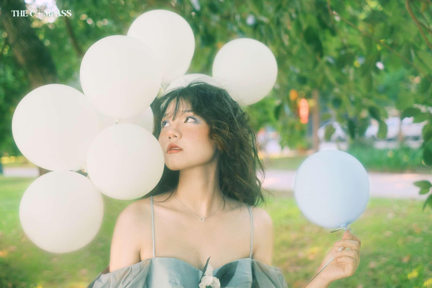 Những quả bóng bay trắng - tượng trưng cho những khó khăn, áp lực bắt đầu xuất hiện nhiều hơn cùng với quá trình trưởng thành của nhân vật chính. Những quả bóng bay trắng - tượng trưng cho những khó khăn, áp lực bắt đầu xuất hiện nhiều hơn cùng với quá trình trưởng thành của nhân vật chính.