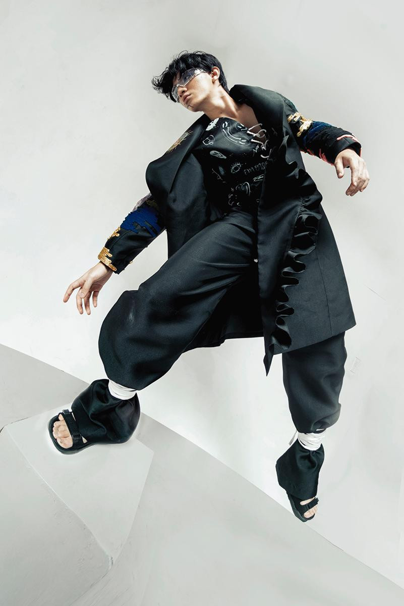 Vốn là một người hướng nội, không xuất phát từ gia đình có truyền thống nghệ thuật, Quang Tuấn đã vượt qua mọi khó khăn để chinh phục từng ống kính.