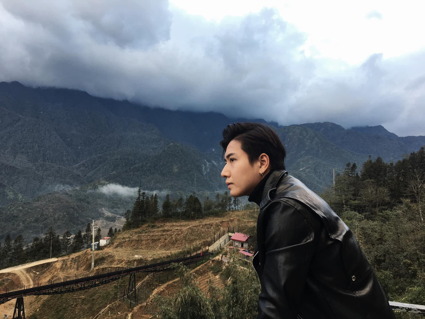 Huy từng trải qua giai đoạn khó khăn về tâm lý ở độ tuổi mới lớn khi phải sống 1 mình nơi đất khách quê người.