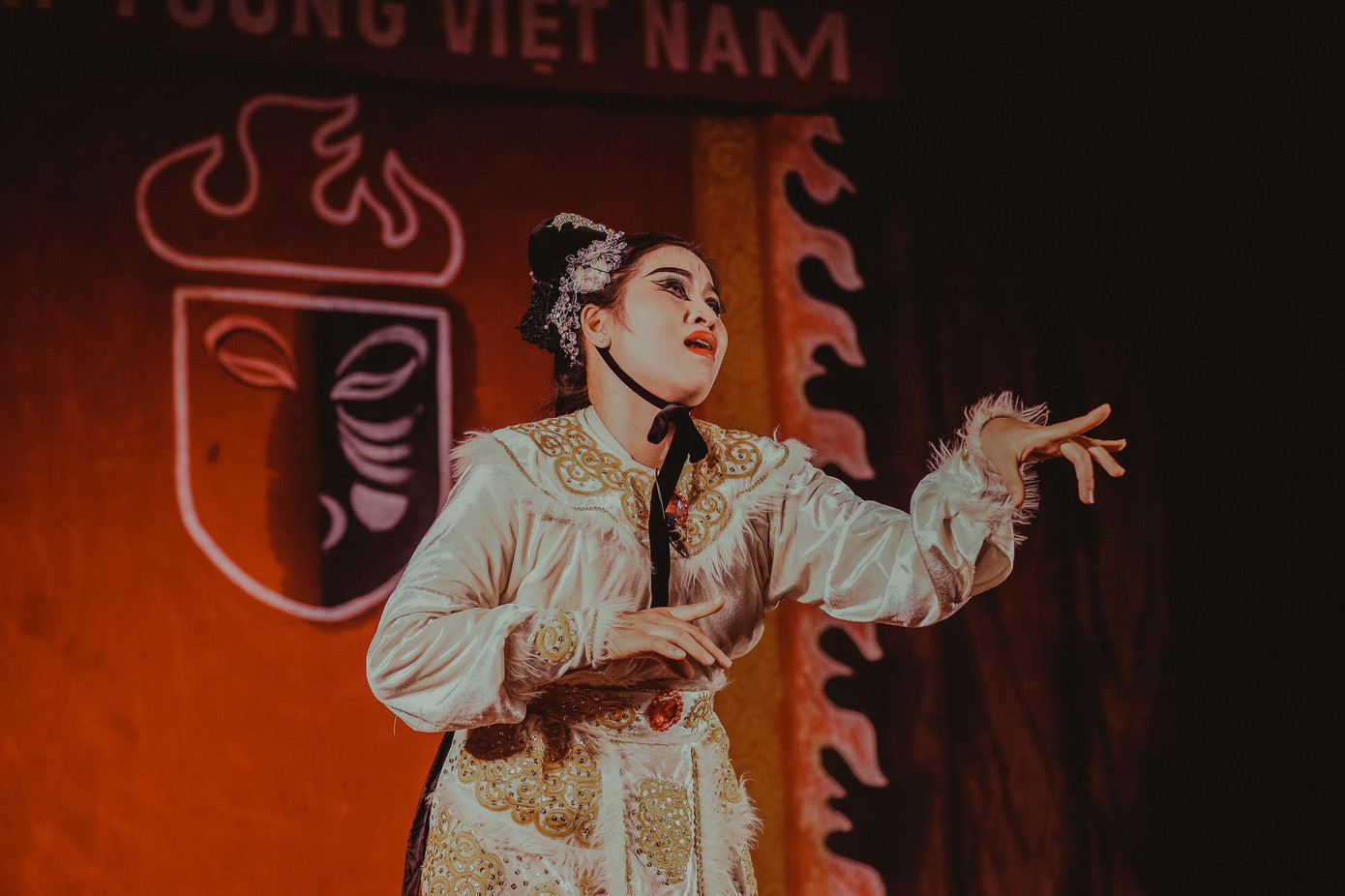 Thần thái của nữ diễn viên trong vở tuồng kinh điển Hồ Nguyệt Cô hoá cáo.