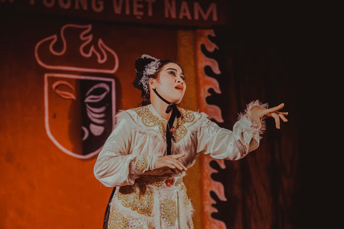 Thần thái của nữ diễn viên trong vở tuồng kinh điển Hồ Nguyệt Cô hoá cáo.