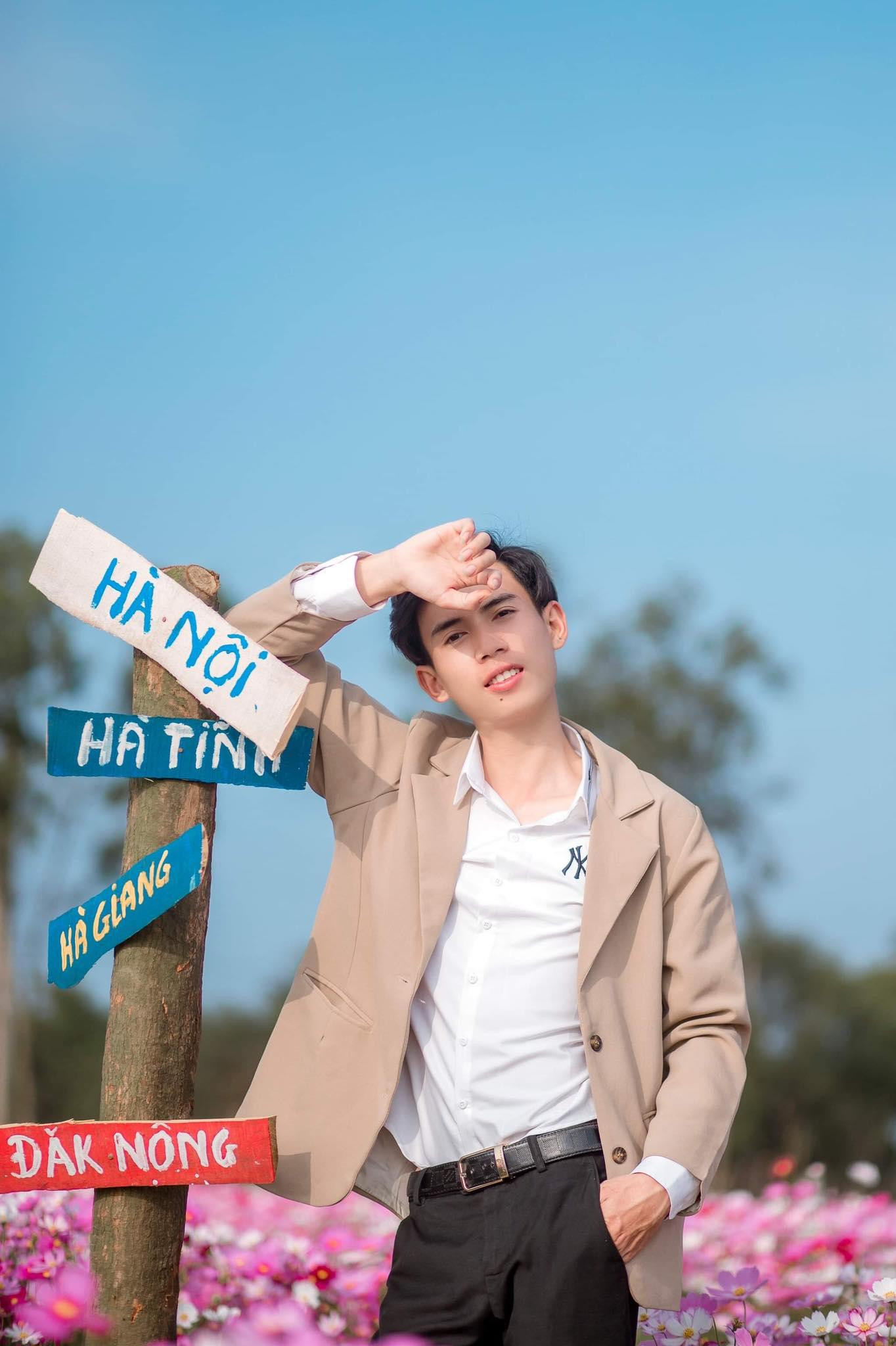 Lê Hoàng Diệu hay còn có biệt danh là Chú Dẹo (sinh năm 1999), được biết đến là một thợ chụp ảnh tự do tại Hà Nội.