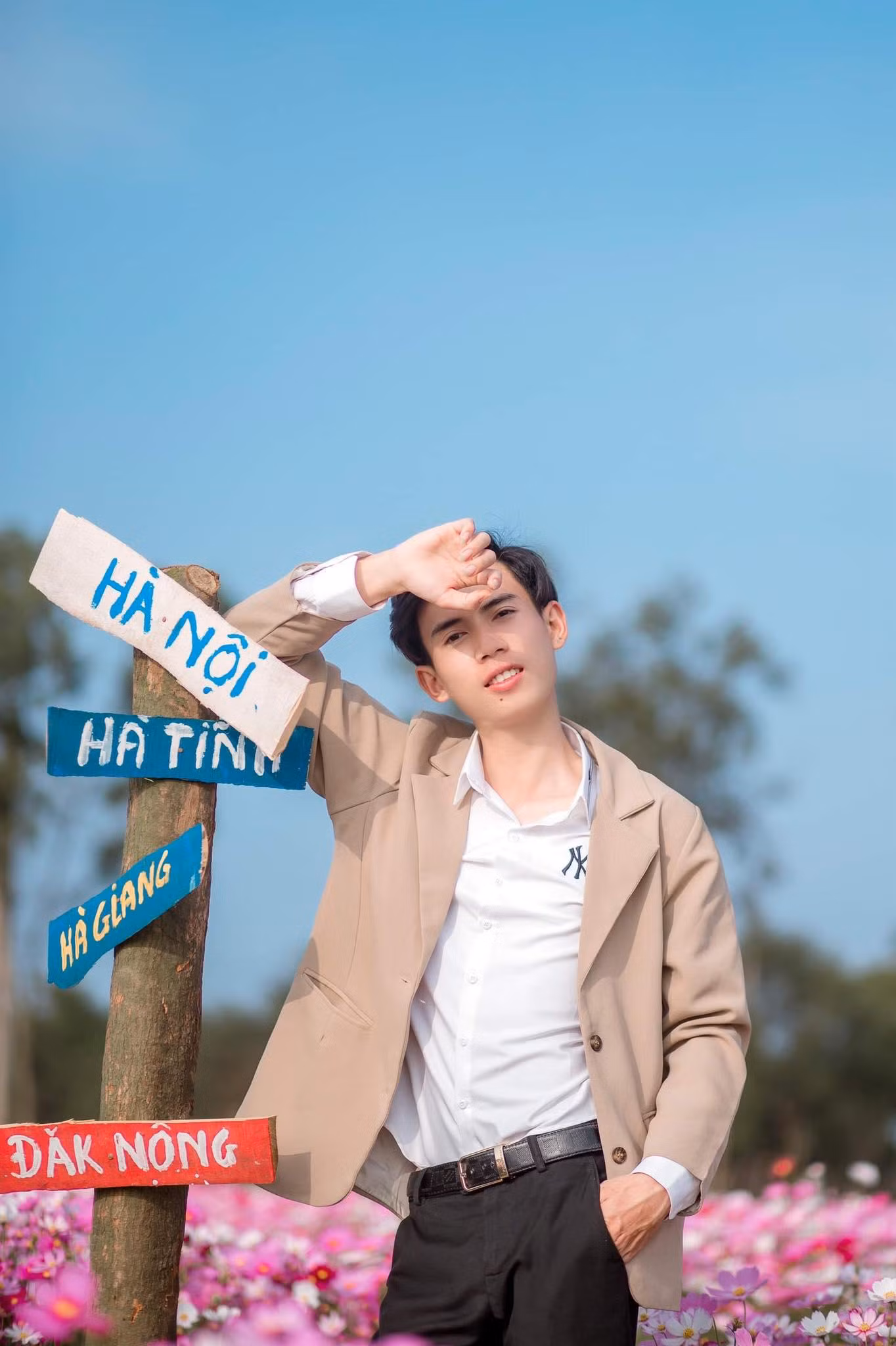 Lê Hoàng Diệu hay còn có biệt danh là Chú Dẹo (sinh năm 1999), được biết đến là một thợ chụp ảnh tự do tại Hà Nội.