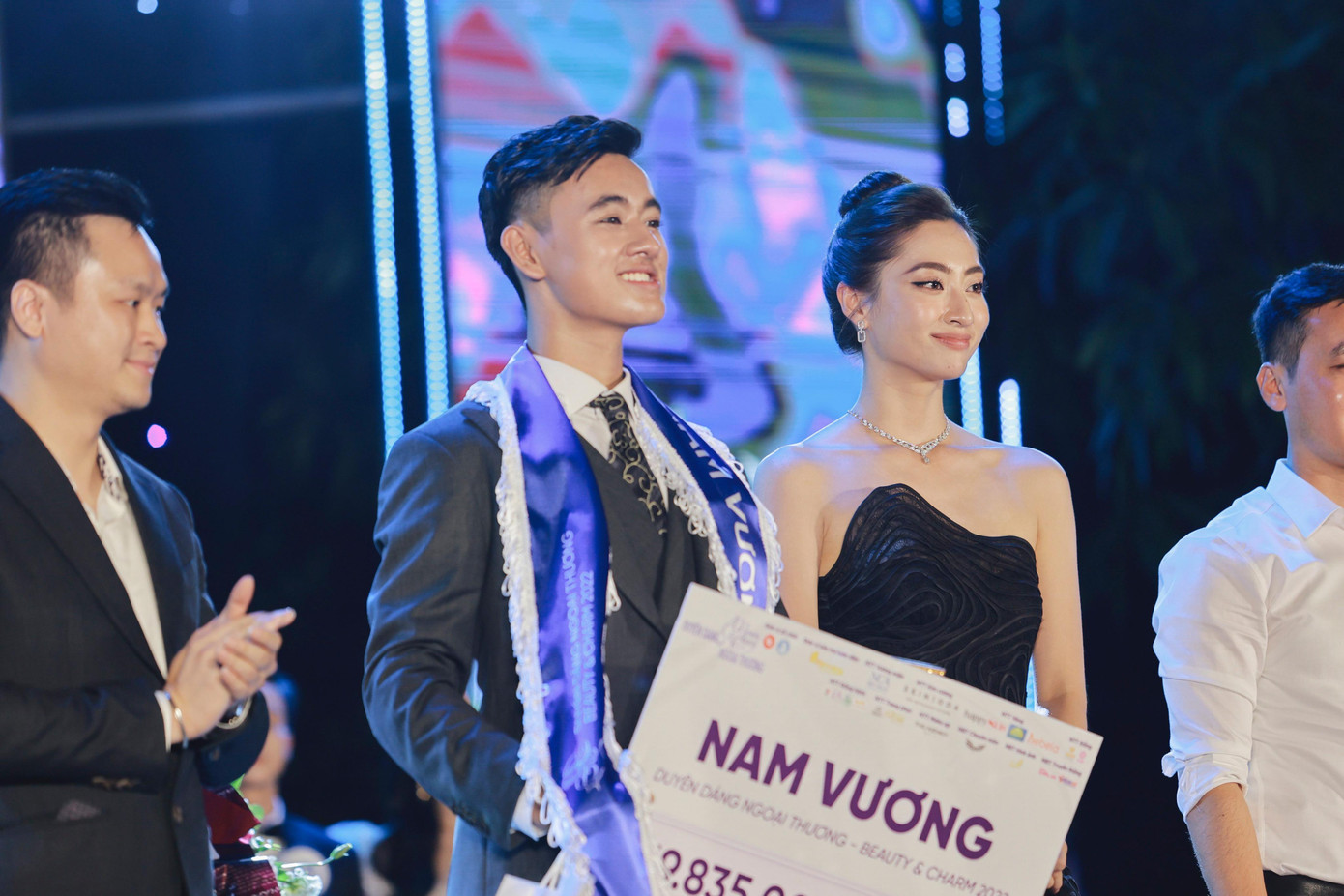 Đức Minh được nhiều người chú ý hơn khi xuất sắc dành được ngôi vị Nam vương cuộc thi Duyên dáng ngoại thương 2022.