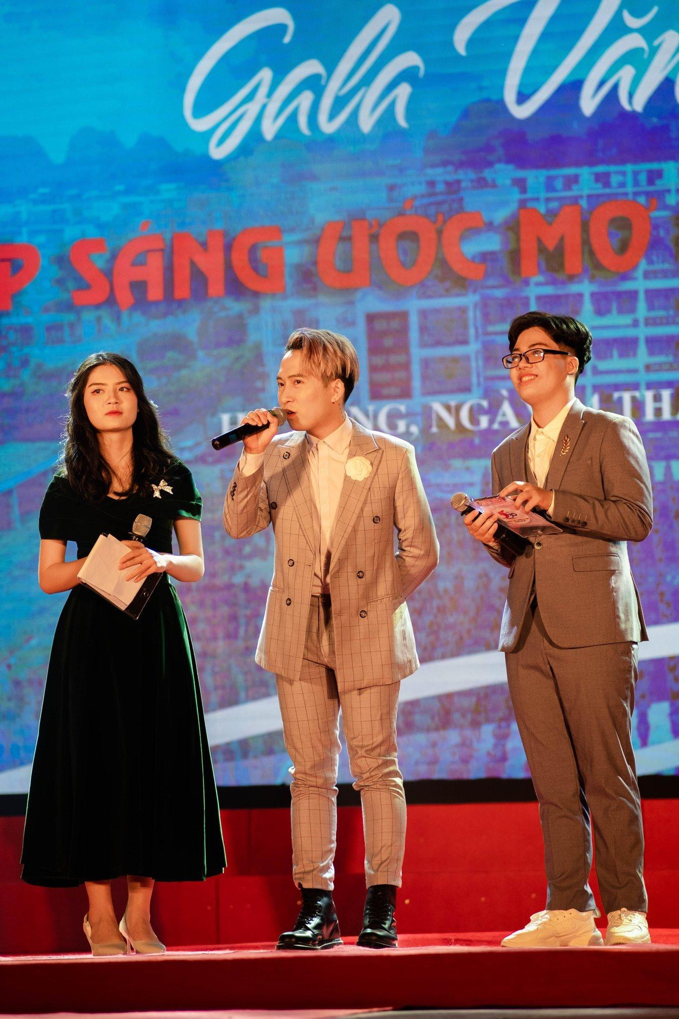 Chàng sinh viên trường Báo đa tài đảm đương nhiều nhiệm vụ. Chàng sinh viên trường Báo đa tài đảm đương nhiều nhiệm vụ.