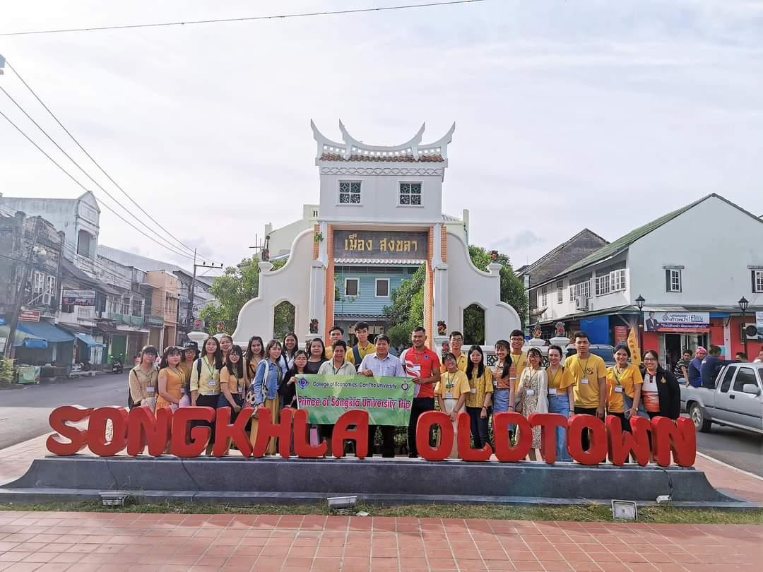 Đoàn sinh viên trao đổi của Trường Kinh tế - Trường Đại học Cần Thơ tại Khu phố cổ Songkla trong chuyến thực tế năm 2019 tại Thái Lan. Đoàn sinh viên trao đổi của Trường Kinh tế - Trường Đại học Cần Thơ tại Khu phố cổ Songkla trong chuyến thực tế năm 2019 tại Thái Lan.