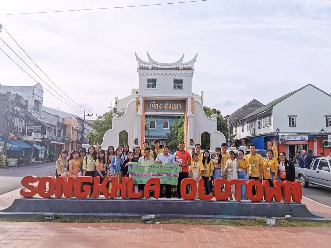 Đoàn sinh viên trao đổi của Trường Kinh tế - Trường Đại học Cần Thơ tại Khu phố cổ Songkla trong chuyến thực tế năm 2019 tại Thái Lan.