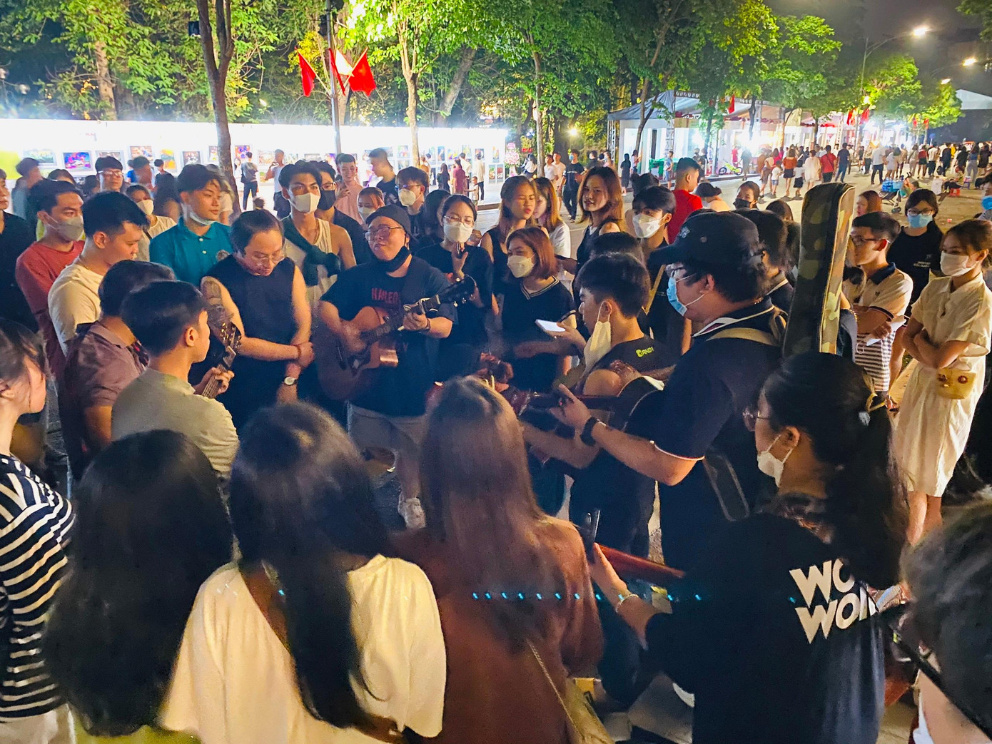 Trình diễn ban nhạc Acoustic với các nghệ sỹ trẻ.