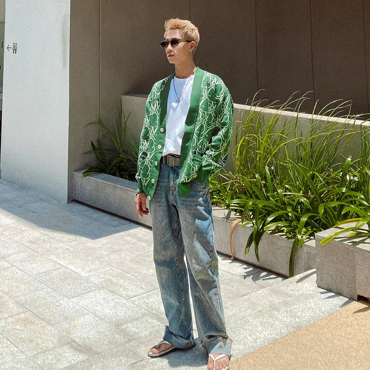 Bên cạnh công việc chính, Tuấn La còn được biết đến là một KOL trên Instagram và nhận chụp hình quảng cáo cho các nhãn hàng thời trang.