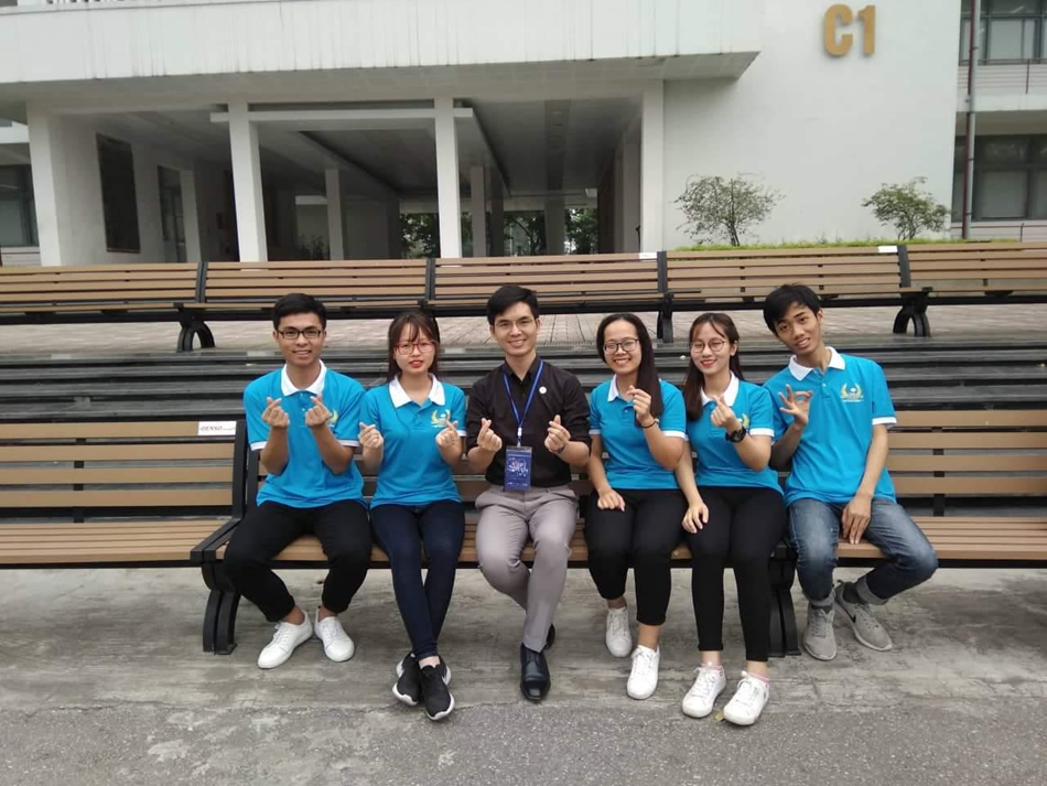 Xuân Hà (ngoài cùng bên phải) tham dự kỳ thi Olympic Hóa học toàn quốc năm 2018.