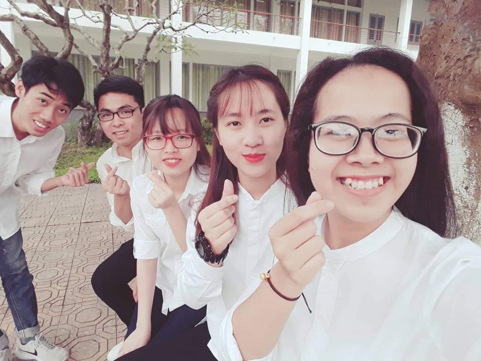 Nguyễn Xuân Hà (ngoài cùng bên trái) chụp với các thành viên lớp 58KTH.