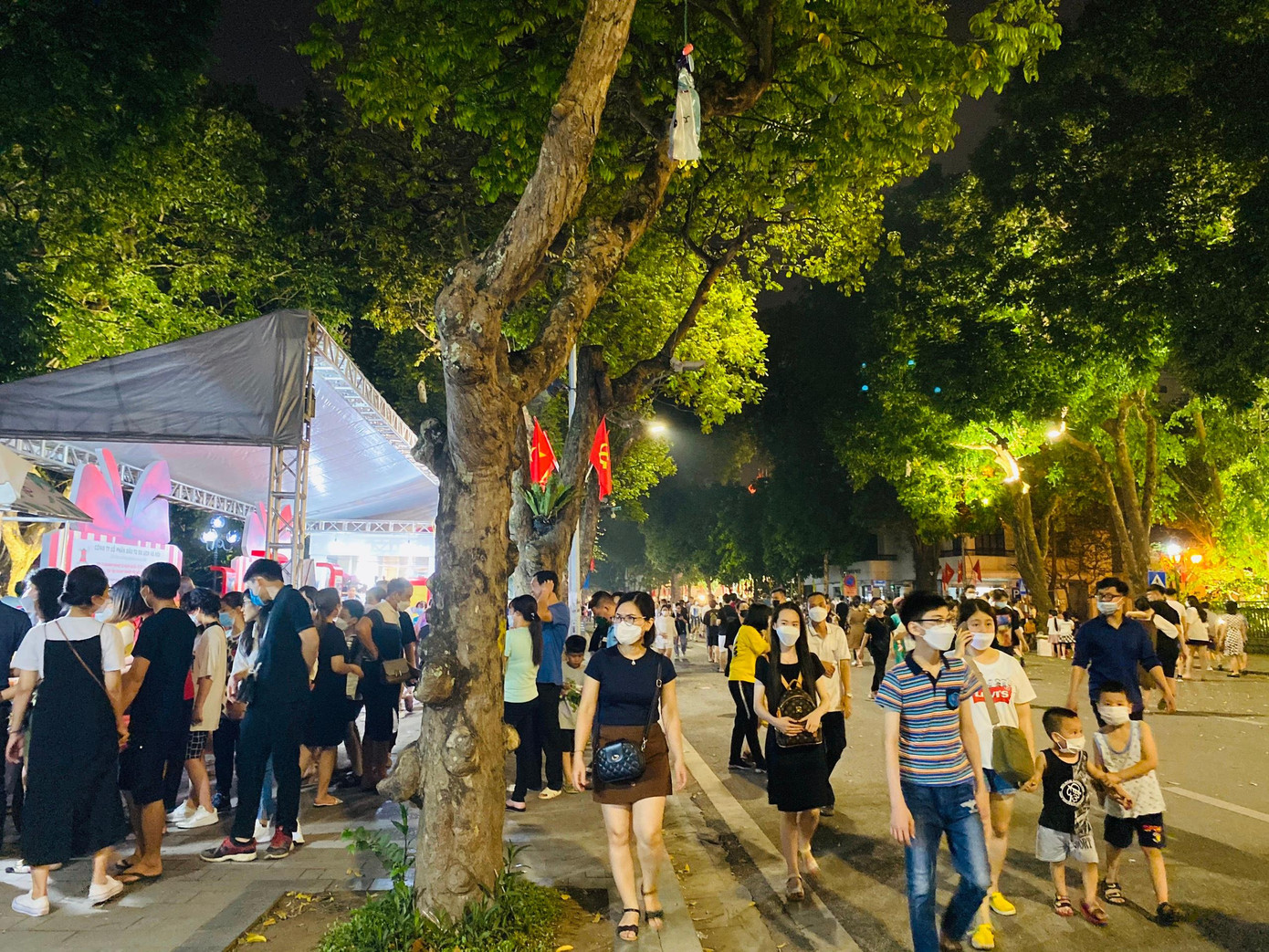 Theo ghi nhận của PV, mặc dù trời đã về khuya (hơn 23 giờ đêm ngày 30/4) nhưng các bạn trẻ, du khách ở tại Lễ hội vẫn còn khá đông.