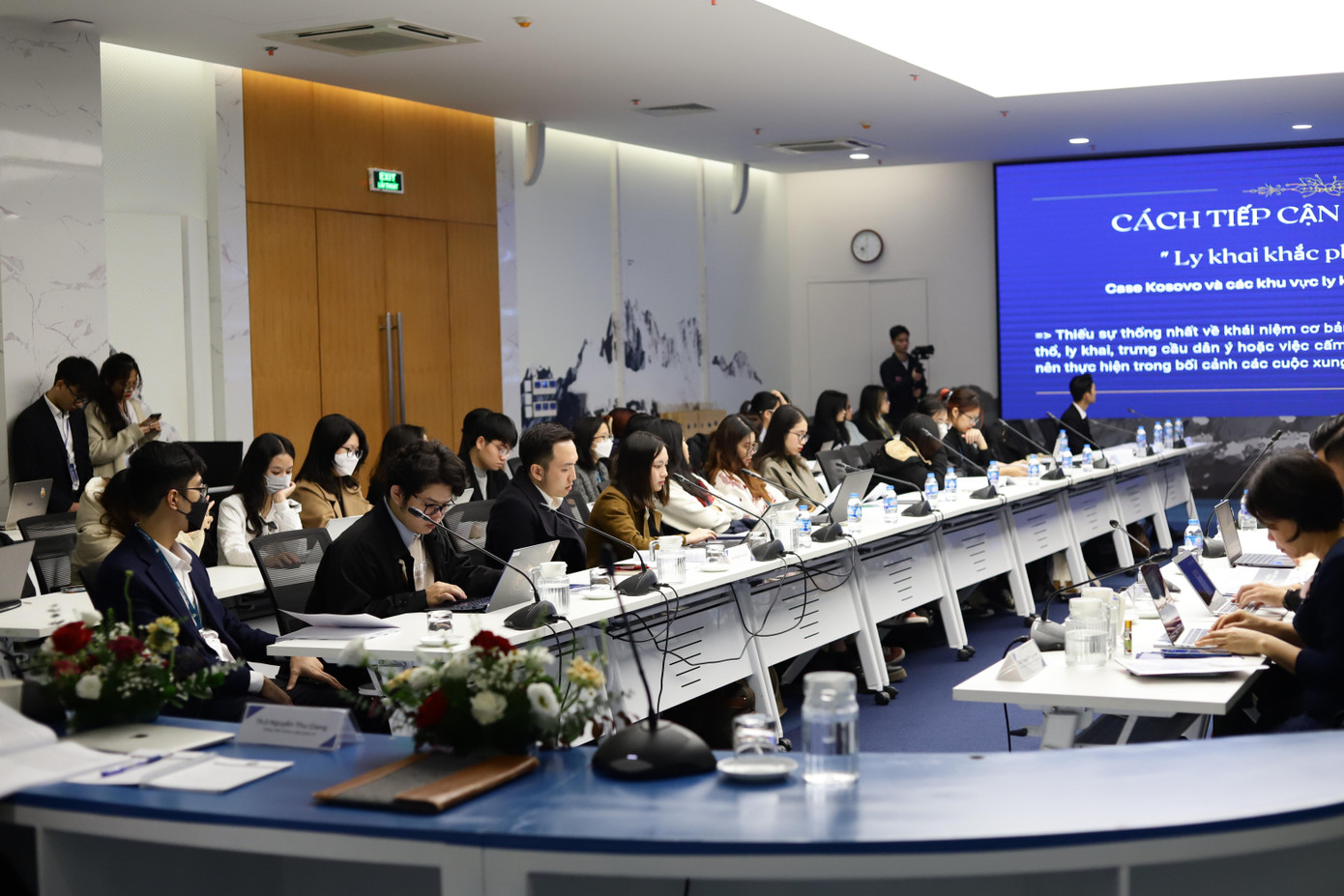 Một số hình ảnh tại buổi Hội thảo khoa học cho sinh viên về Luật Quốc tế lần thứ nhất.